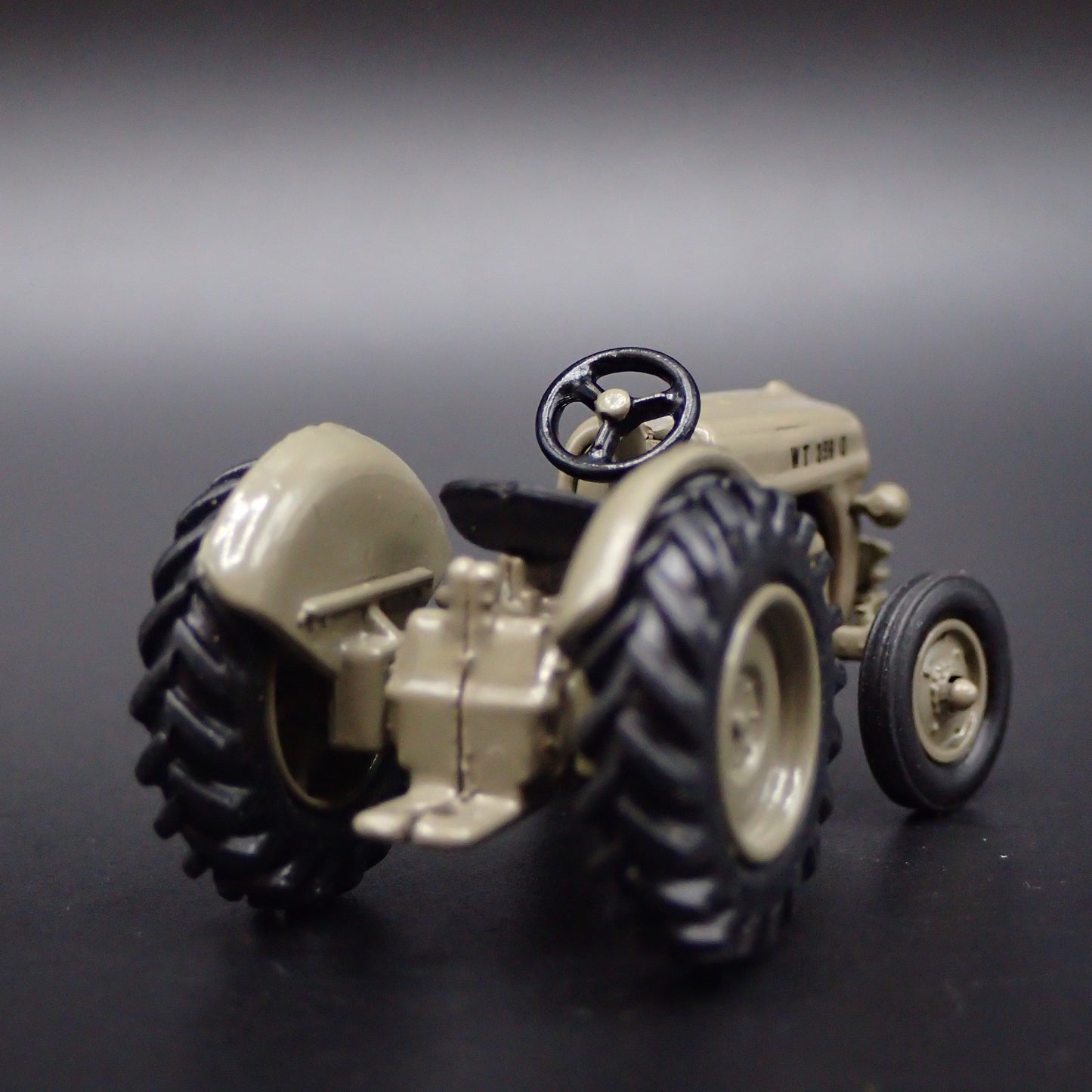 1943 43 FORD 2N FARM TRACTOR US ARMY GREEN 1:64 SCALE DIORAMA DIECAST MODEL