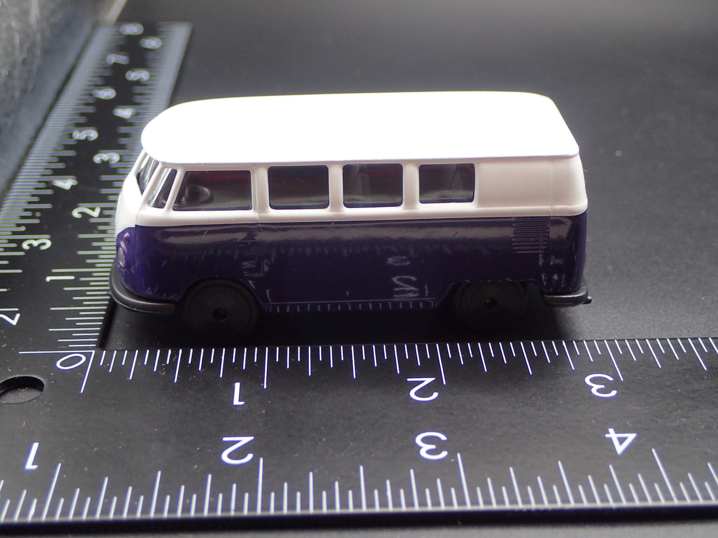 1950-1967 VW VOLKSWAGEN TYPE 2 T1 BUS PURP 1:64 SCALE DIORAMA DIECAST MODEL CAR