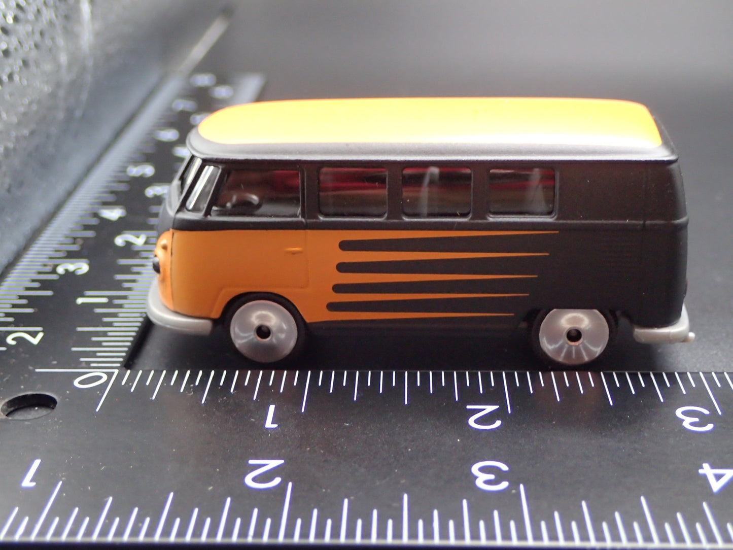 1950-1967 VW VOLKSWAGEN TYPE 2 T1 BUS BLACK 1:64 SCALE DIORAMA DIECAST MODEL CAR