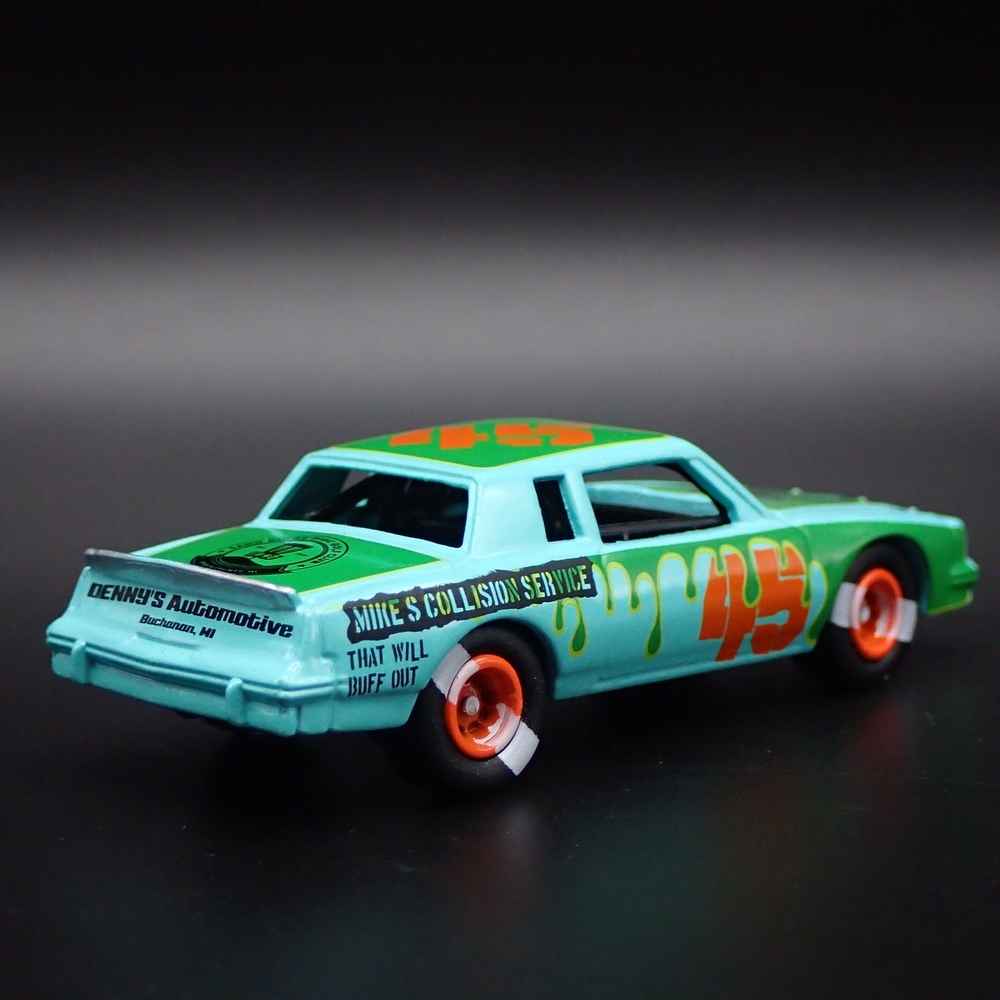 1982 82 PONTIAC GRAND PRIX DEMOLITION DERBY 1:64 SCALE DIORAMA DIECAST MODEL CAR