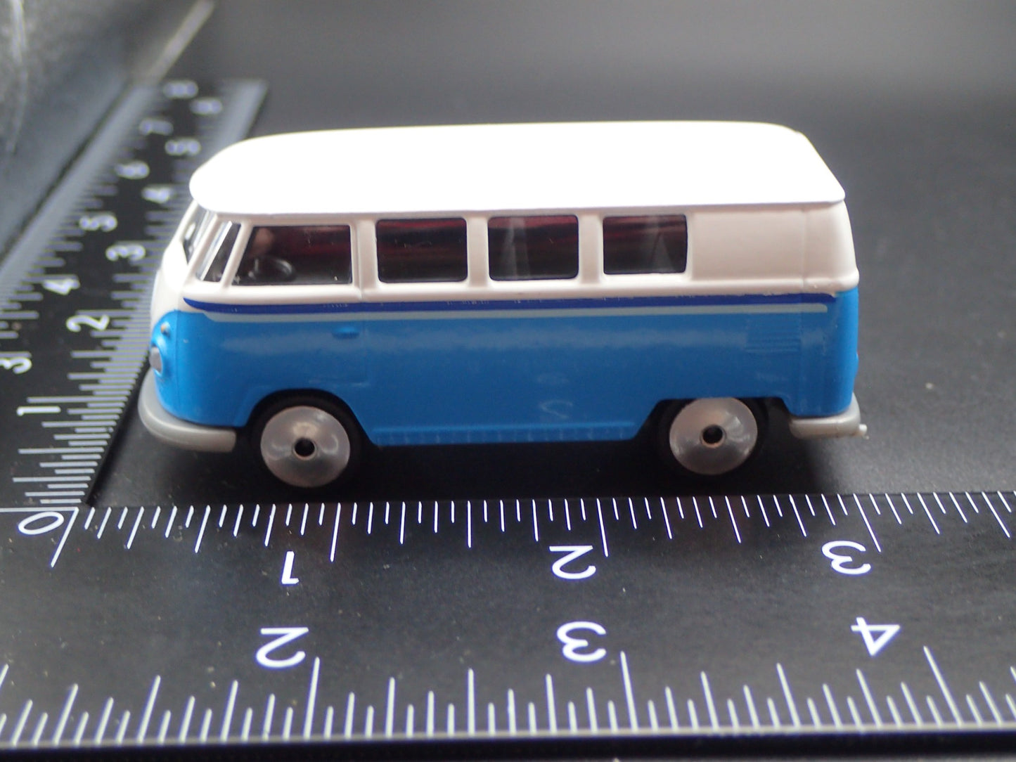 1950-1967 VW VOLKSWAGEN TYPE 2 T1 BUS BLUE 1:64 SCALE DIORAMA DIECAST MODEL CAR
