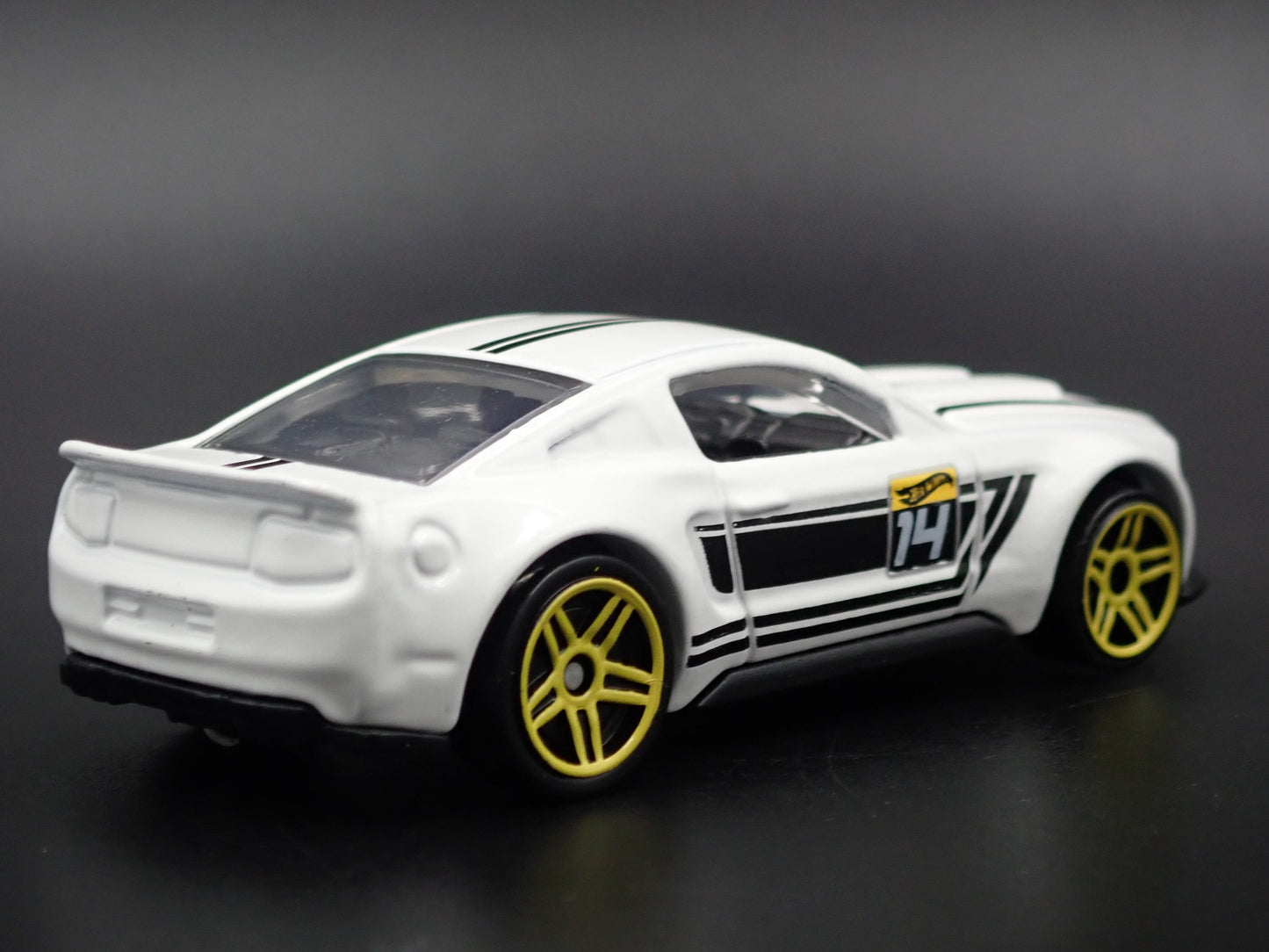 2014 14 FORD MUSTANG WIDE BODY WHITE RARE 1:64 SCALE DIORAMA DIECAST MODEL CAR