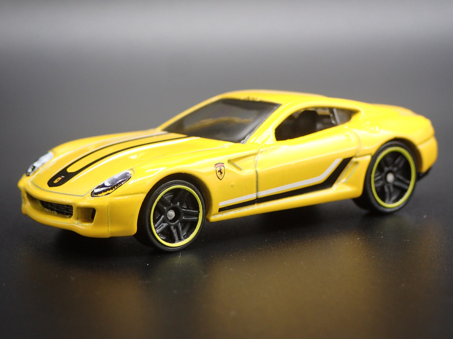 2007-2012 FERRARI 599 GTB SUPER CAR FIORANO 1:64 SCALE DIORAMA DIECAST MODEL CAR