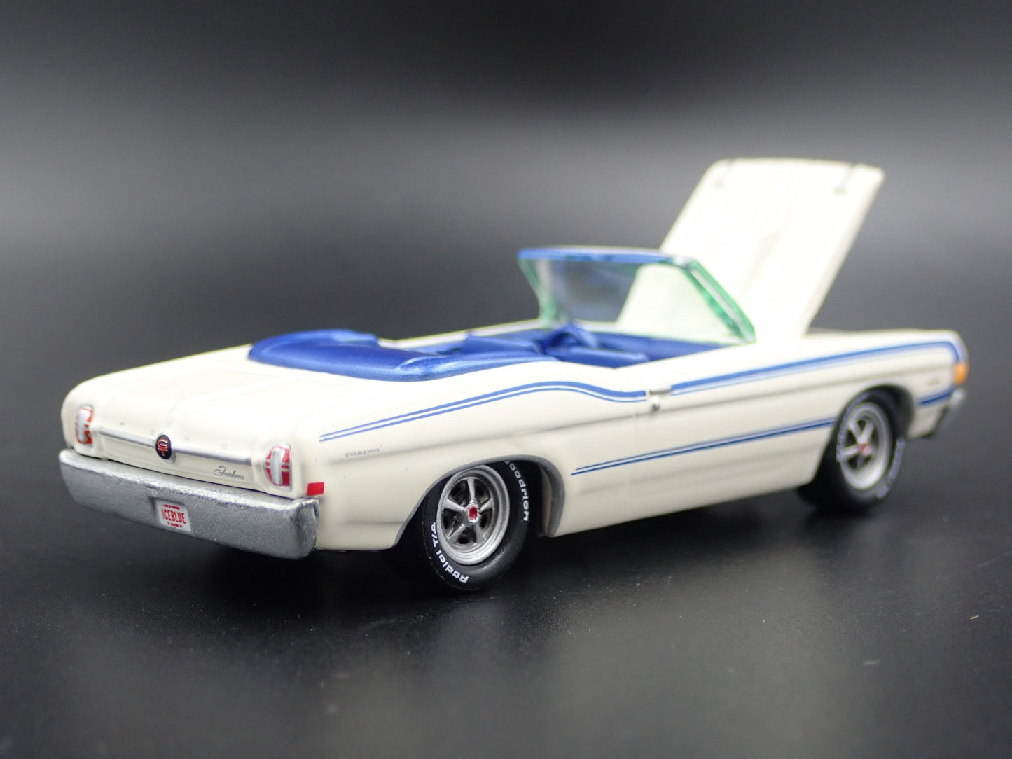 1968 68 FORD FAIRLANE TORINO GT CONVERTIBLE 1:64 SCALE DIORAMA DIECAST MODEL CAR