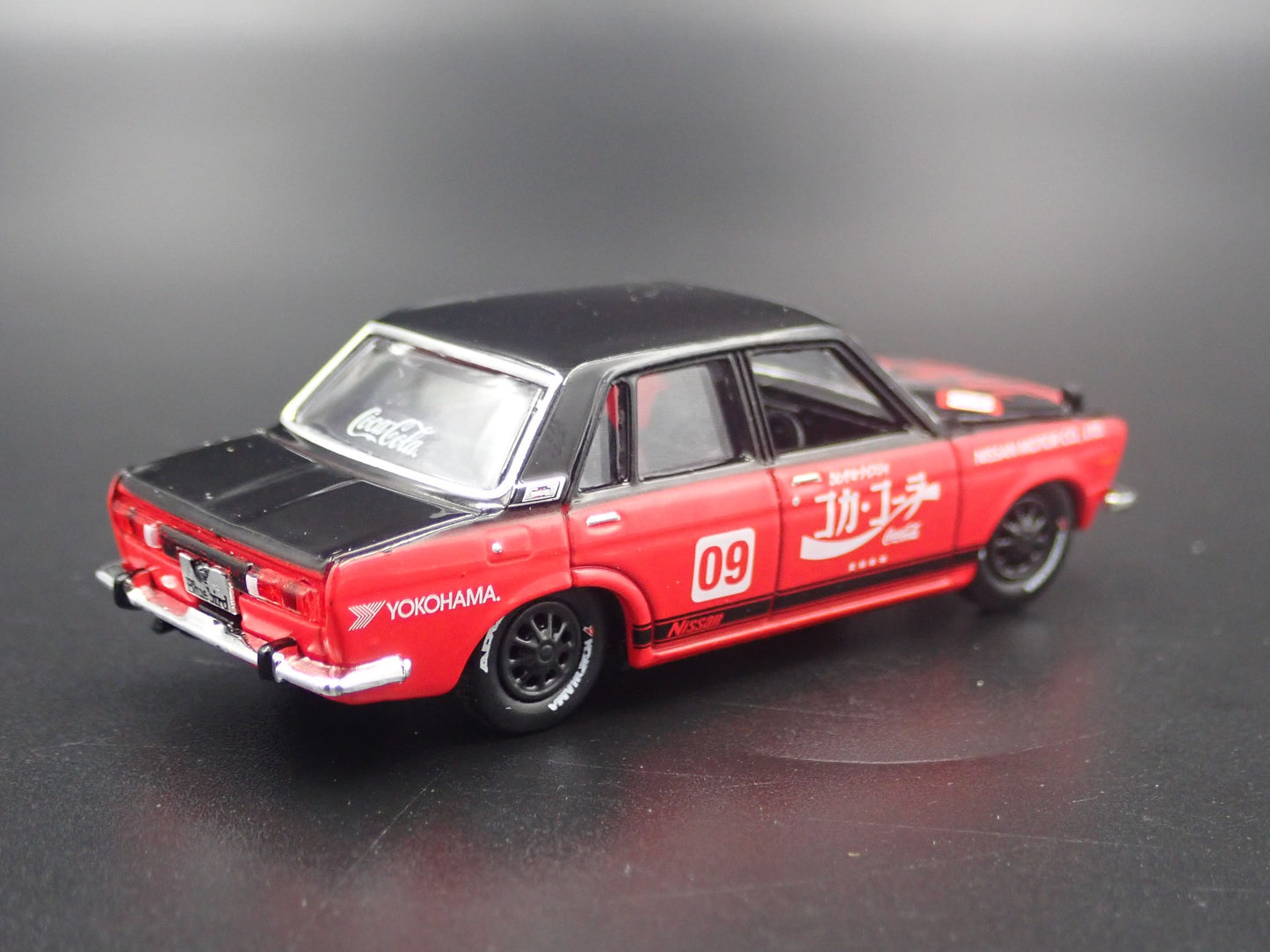 1967-1973 DATSUN BLUEBIRD 1600SSS COCA COLA 1:64 SCALE DIORAMA DIECAST MODEL CAR