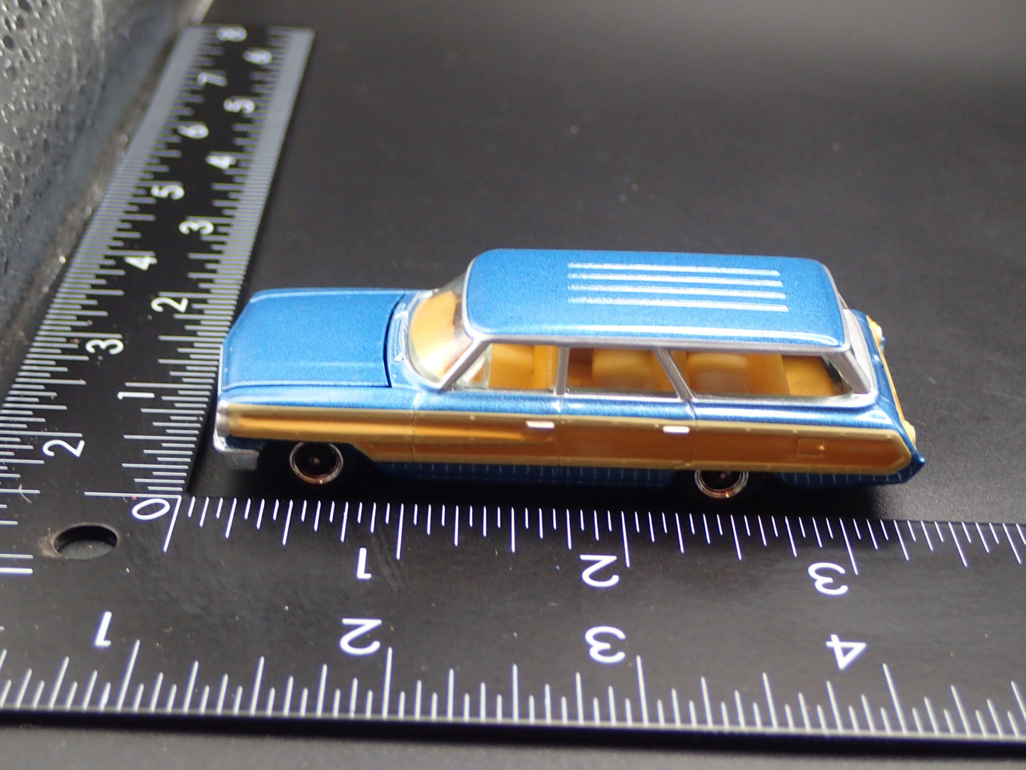 1964 64 FORD COUNTRY SQUIRE WAGON BLUE 1:64 SCALE COLLECTIBLE DIECAST MODEL CAR