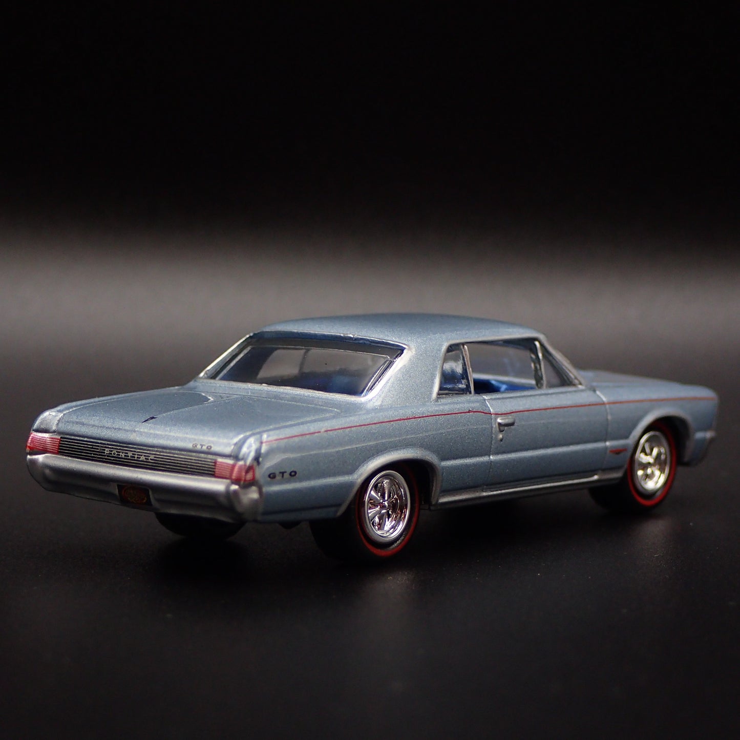 1965 65 PONTIAC GTO MUSCLE CAR 1/64 SCALE COLLECTIBLE DIORAMA DIECAST MODEL CAR