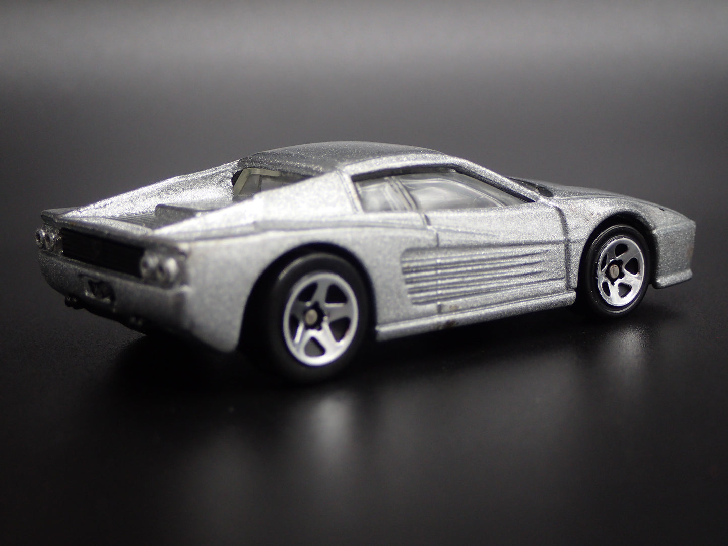 1994-1996 FERRARI F512M SUPER CAR SILVER 1:64 SCALE DIORAMA DIECAST MODEL CAR