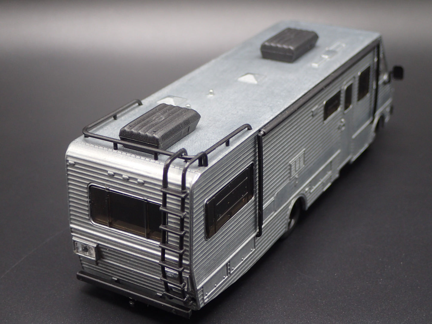 1986 86 FLEETWOOD BOUNDER RV MOTORHOME 1:64 SCALE COLLECTIBLE DIECAST MODEL CAR