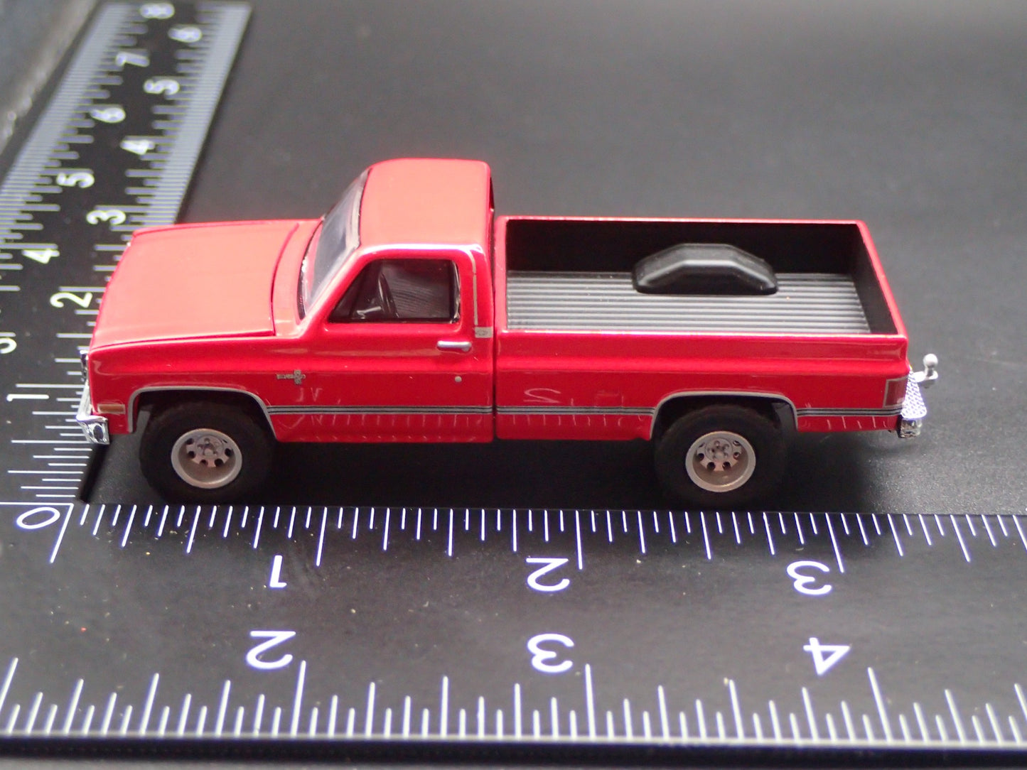 1986 86 CHEVY CHEVROLET PICKUP TRUCK SQUAREBODY 1:64 SCALE DIECAST MODEL CAR
