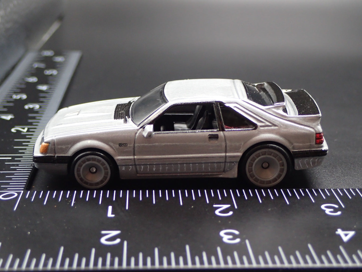 1984 84 FORD MUSTANG SVO FOX BODY SILVER 1:64 SCALE DIORAMA DIECAST MODEL CAR