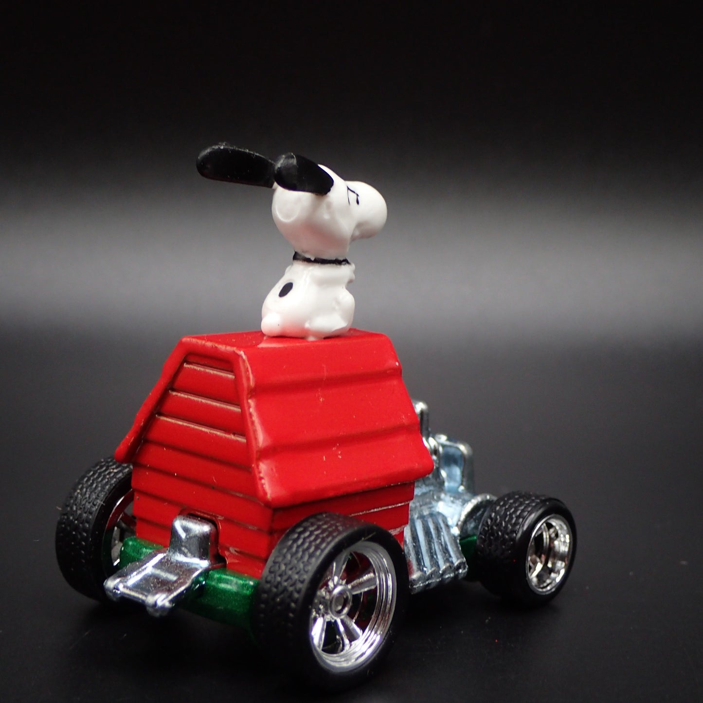 SNOOPY ON DOG HOUSE PEANUTS 1:64 SCALE COLLECTIBLE DIORAMA DIECAST MODEL CAR