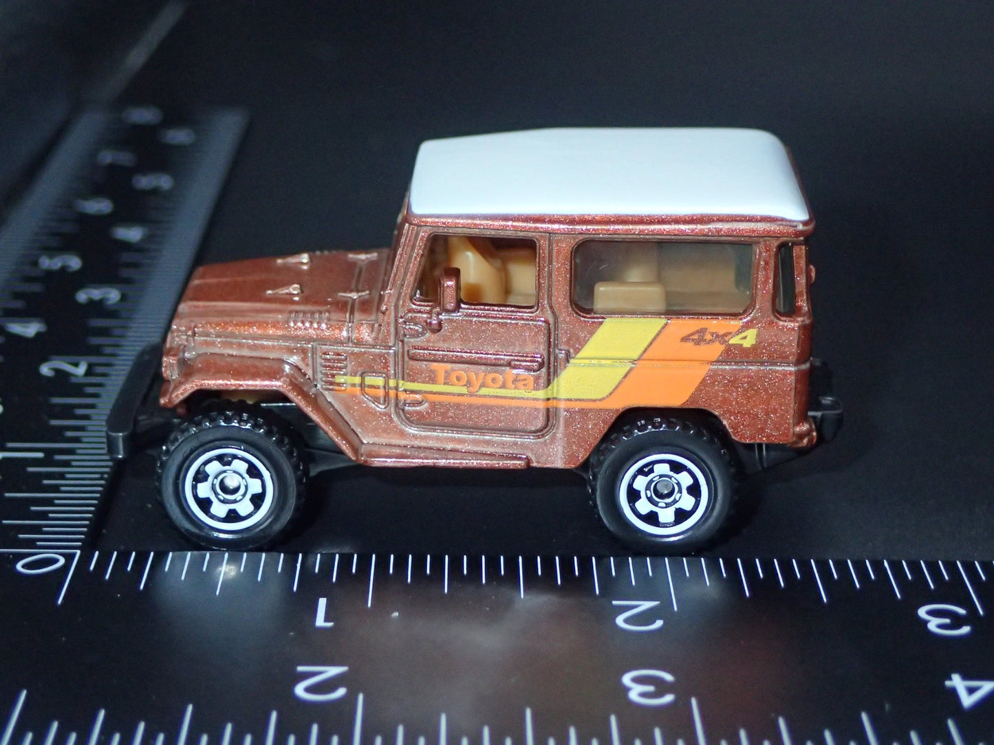1960-1984 TOYOTA LAND CRUISER FJ40 BROWN 1/64 SCALE DIECAST MODEL CAR
