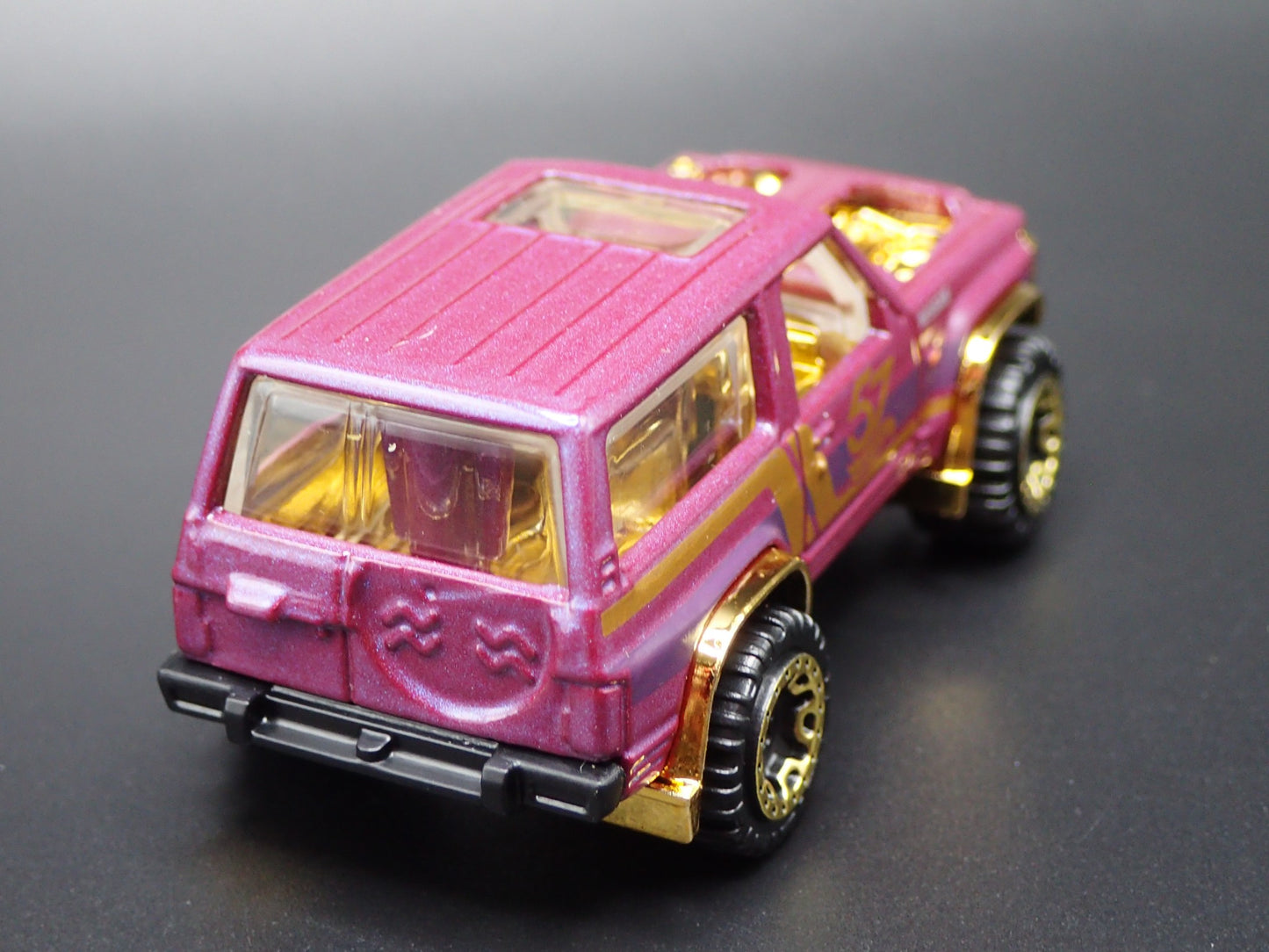 1980-1989 NISSAN PATROL SUV TRUCK PURPLE 1:64 SCALE DIORAMA DIECAST MODEL CAR
