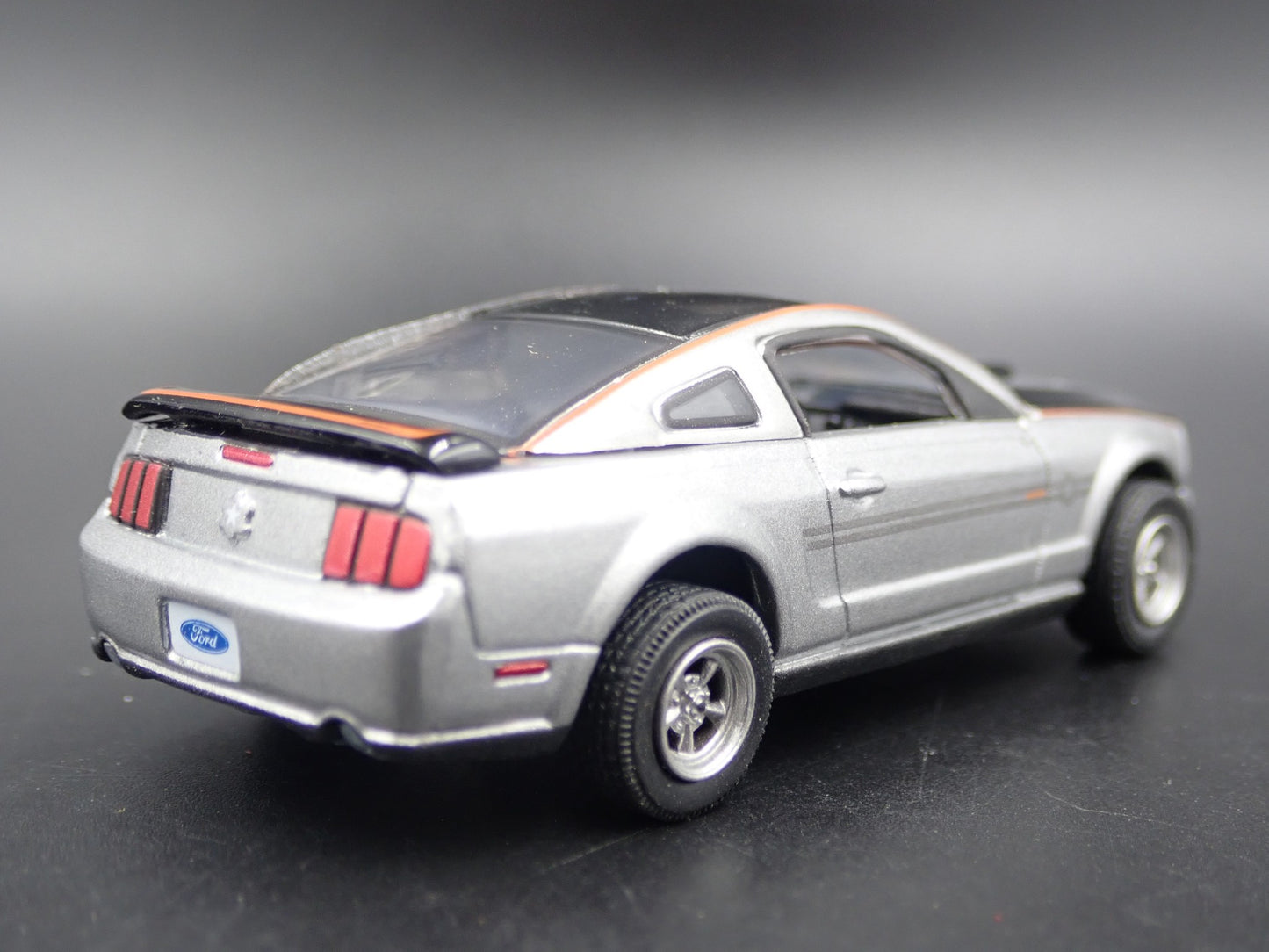 2009 09 FORD MUSTANG CUSTOM 1/64 SCALE COLLECTIBLE DIORAMA DIECAST MODEL CAR