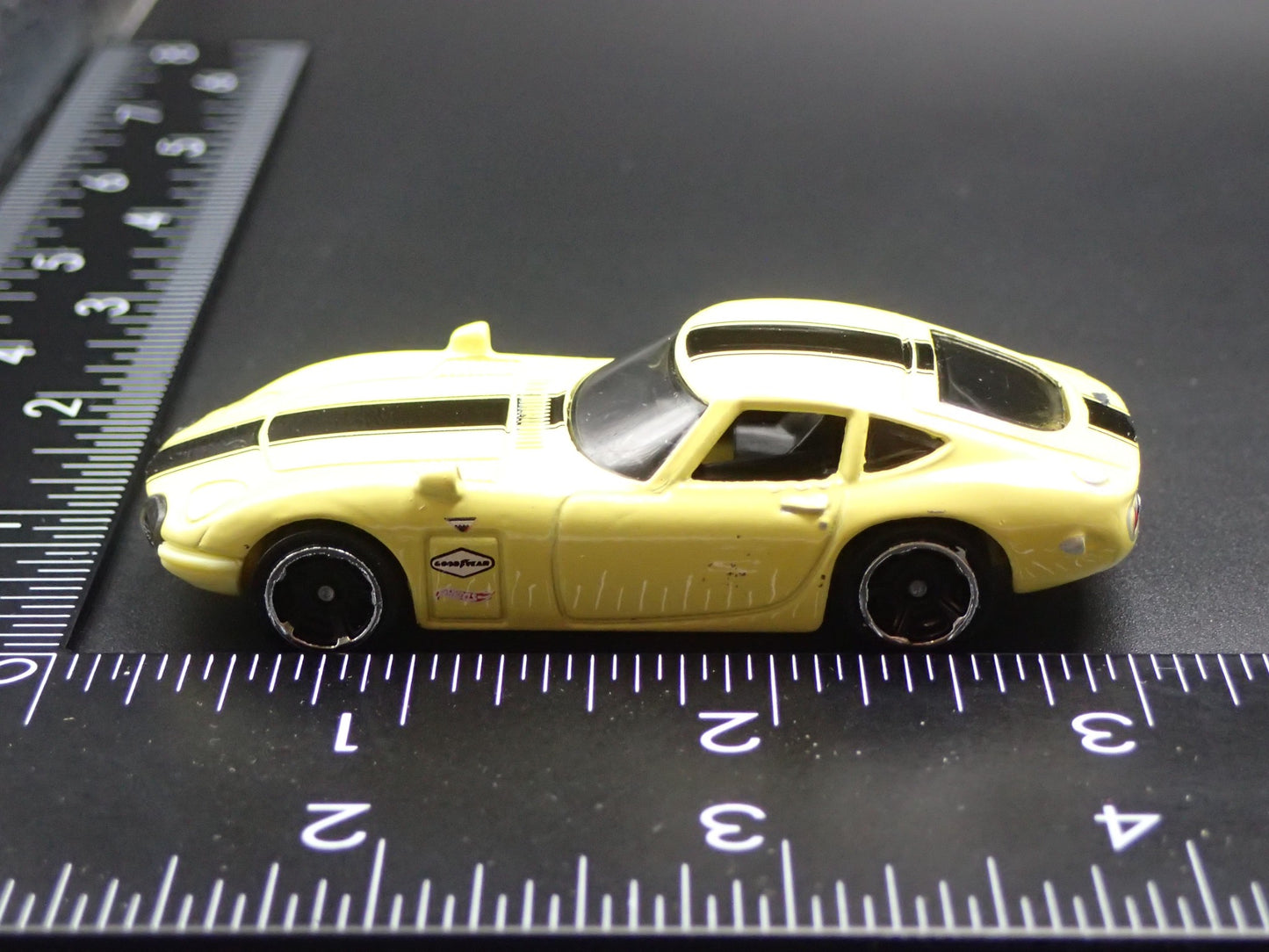 1967- 1970 TOYOTA 2000GT YELLOW 1:64 SCALE COLLECTIBLE DIORAMA DIECAST MODEL CAR