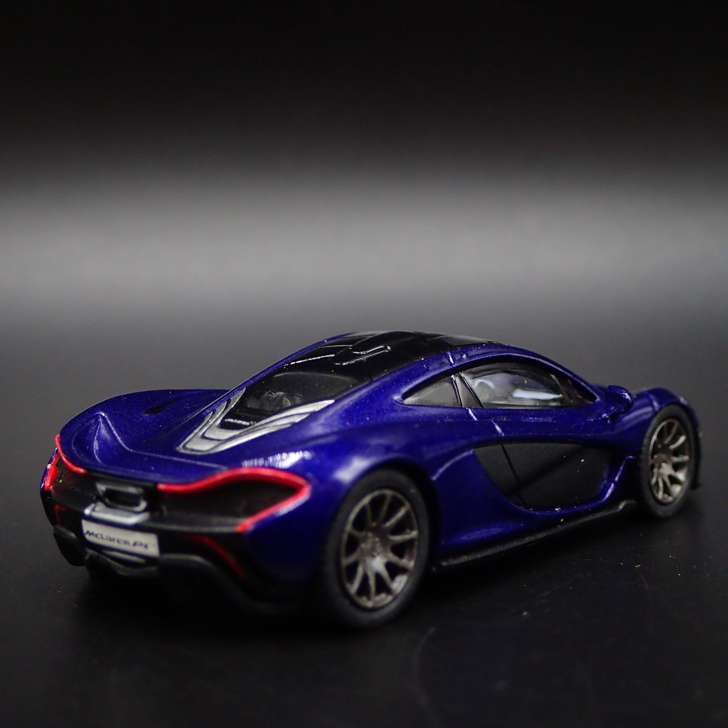 2013-2015 MCLAREN P1 SUPER CAR 1:64 SCALE COLLECTIBLE DIORAMA DIECAST MODEL CAR