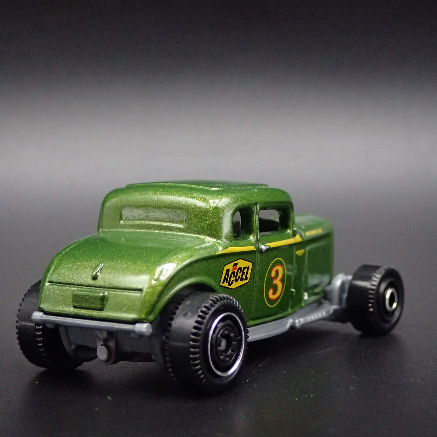 1932 32 FORD COUPE MODEL B HOT ROD ACCEL 1:64 SCALE DIORAMA DIECAST MODEL CAR