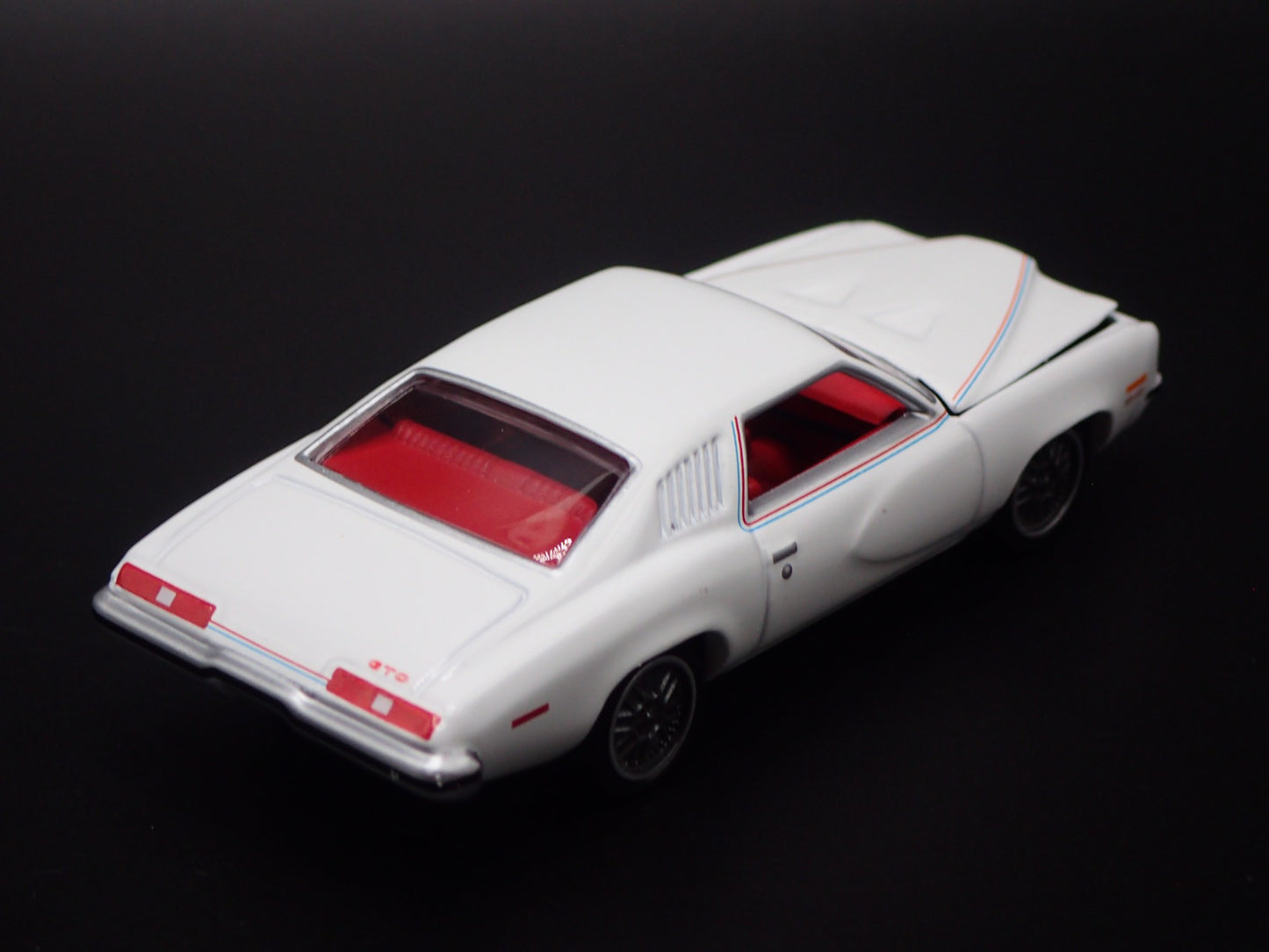 1973 73 PONTIAC GRAND AM WHITE 1:64 SCALE COLLECTIBLE DIORAMA DIECAST MODEL CAR