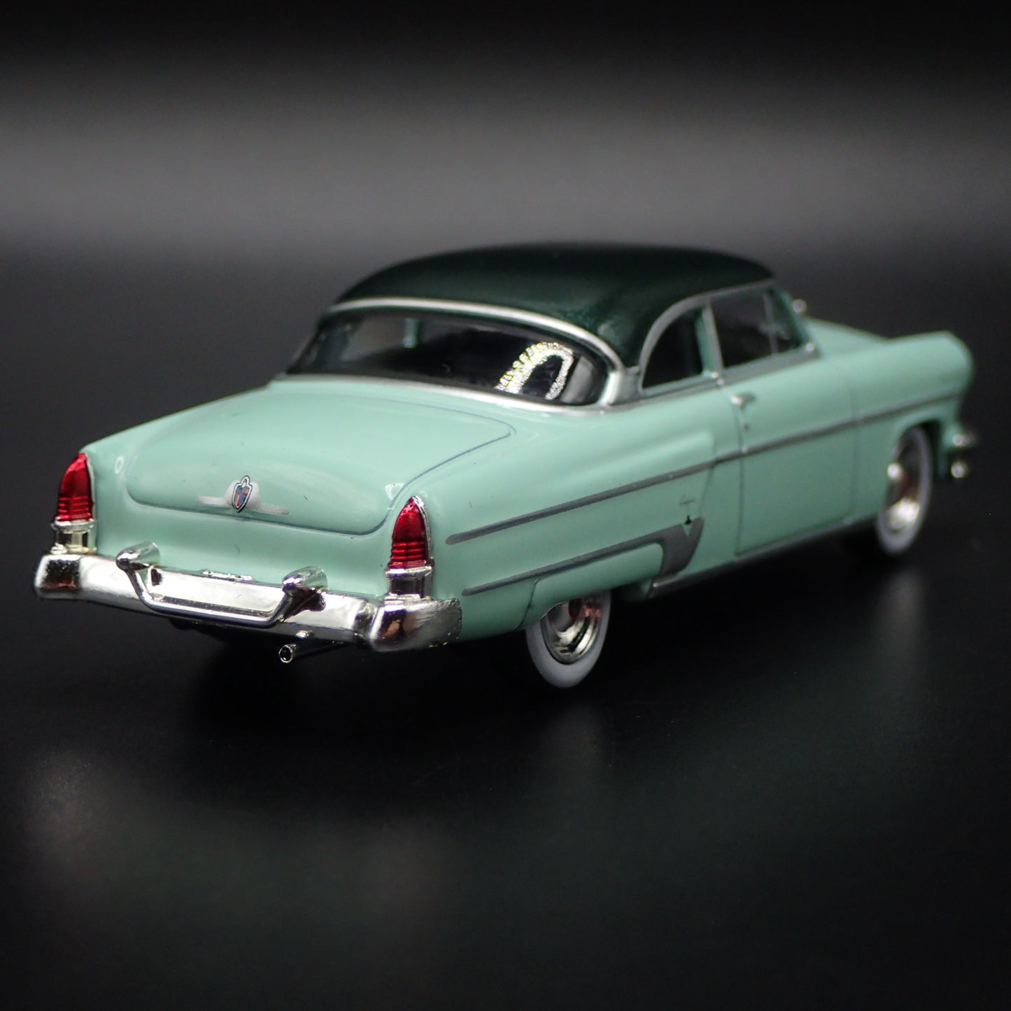 1954 54 LINCOLN CAPRI GREEN 1:64 SCALE COLLECTIBLE DIORAMA DIECAST MODEL CAR