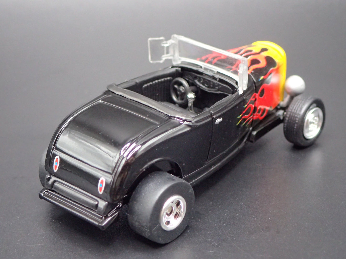 1932 32 FORD ROADSTER HOT ROD BLACK FLAMES 1:64 SCALE DIORAMA DIECAST MODEL CAR
