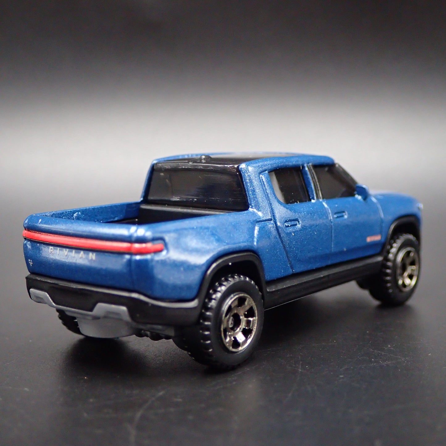 2022-2025 RIVIAN R1T ELECTRIC PICKUP TRUCK 1:64 SCALE DIORAMA DIECAST MODEL CAR