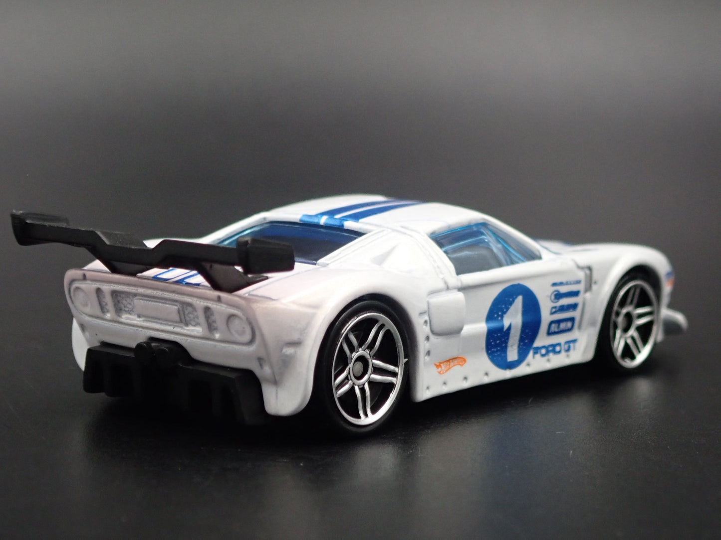 2005-2006 FORD GT LM WHITE 1:64 SCALE COLLECTIBLE DIORAMA DIECAST MODEL CAR