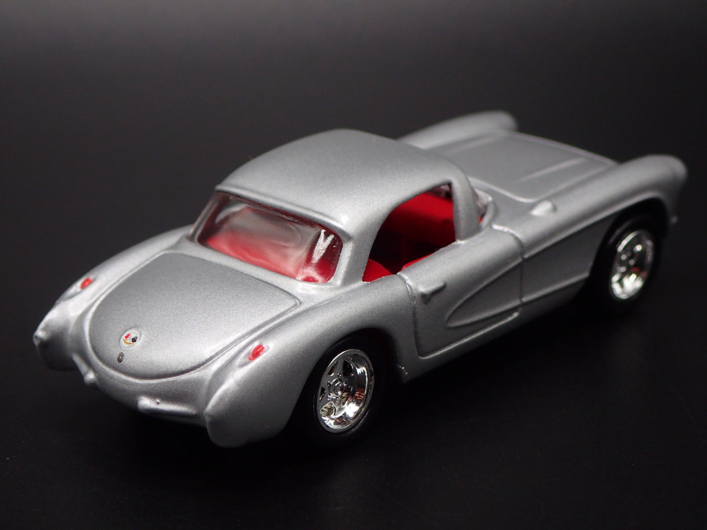 1957 57 CHEVY CHEVROLET CORVETTE SILVER 1:64 SCALE DIORAMA DIECAST MODEL CAR