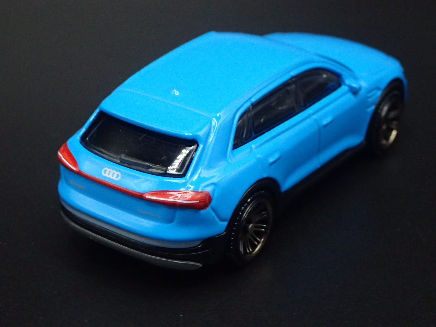 2018-2025 AUDI Q8 E TRON ETRON 1:64 SCALE COLLECTIBLE DIORAMA DIECAST MODEL CAR