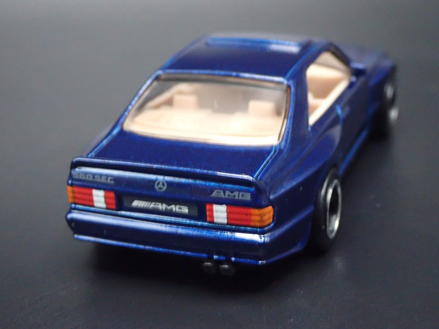 1985-1991 MERCEDES-BENZ 560 SEC AMG BLUE 1:64 SCALE DIORAMA DIECAST MODEL CAR