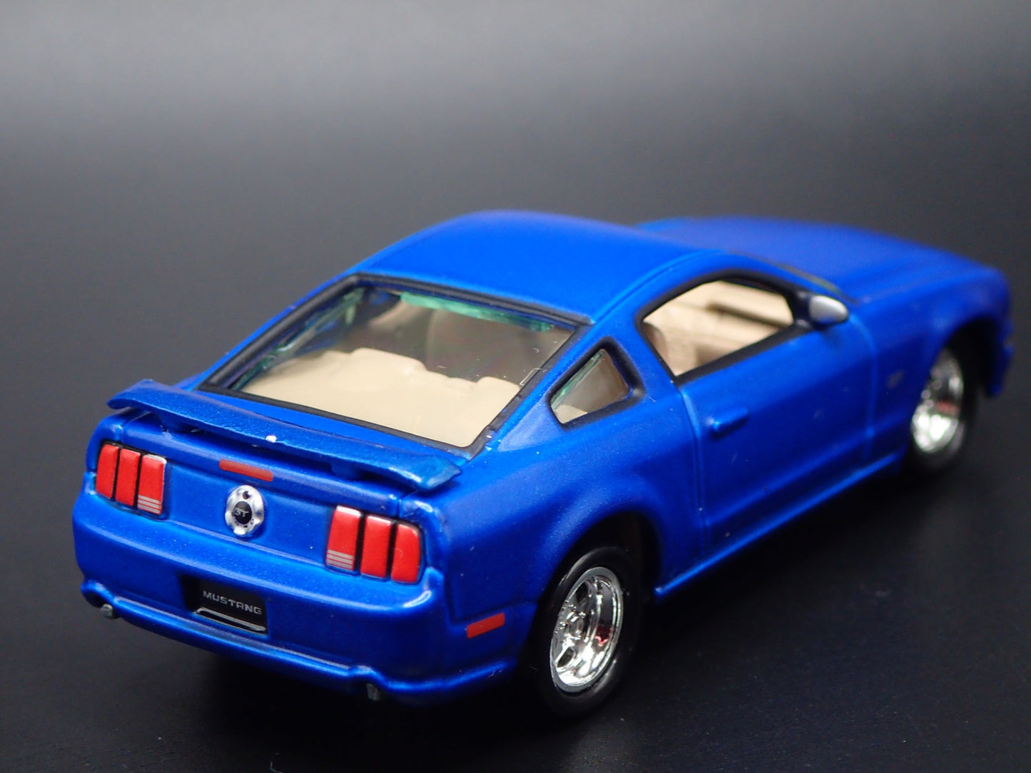 2005-2009 FORD MUSTANG GT BLUE 1:64 SCALE COLLECTIBLE DIORAMA DIECAST MODEL CAR