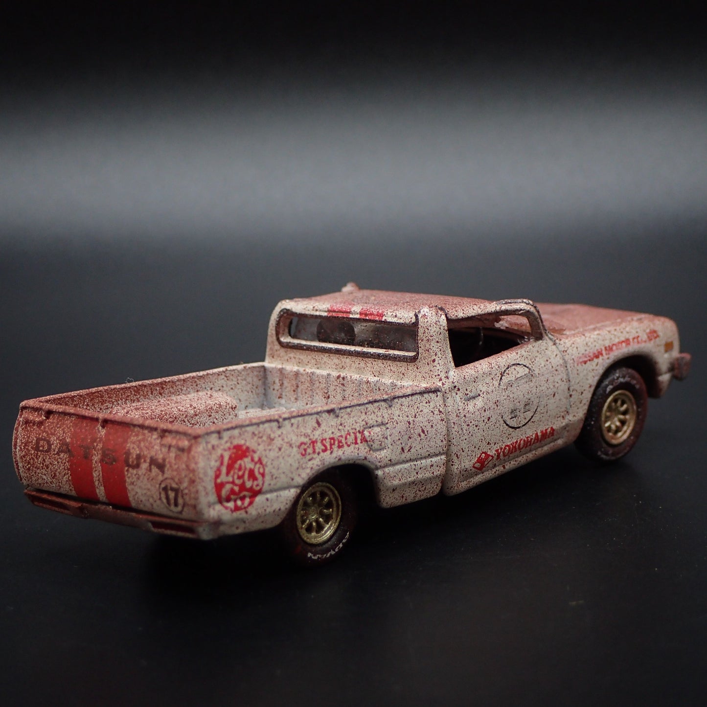 1974 74 DATSUN PICKUP TRUCK YOKOHAMA JUNKYARD BARN 1:64 SCALE DIECAST MODEL CAR