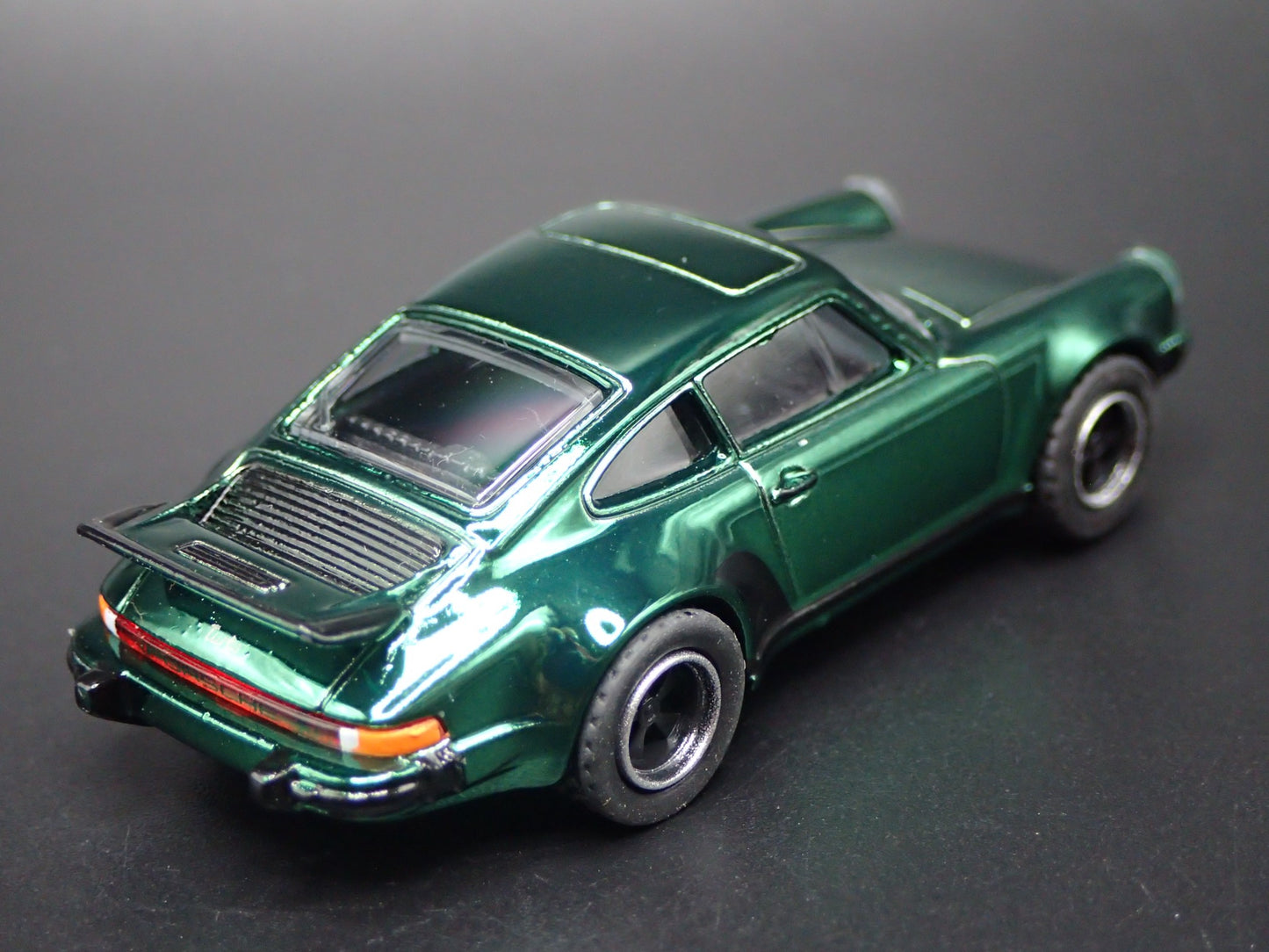 1978-1983 PORSCHE 911 930 TURBO GREEN 1:64 SCALE DIORAMA DIECAST MODEL CAR