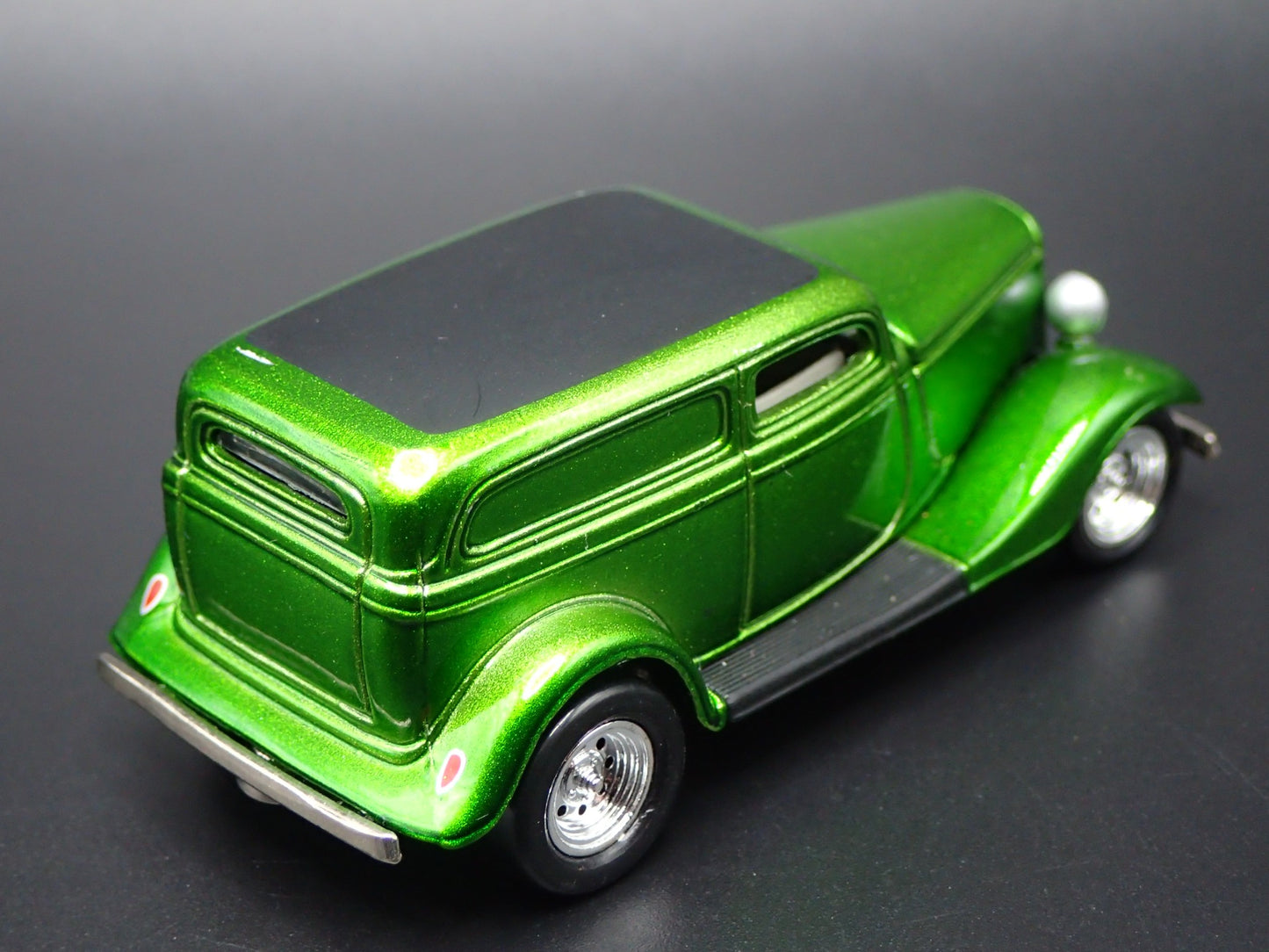 1933 33 FORD DELIVERY GREEN 1:64 SCALE COLLECTIBLE DIORAMA DIECAST MODEL CAR