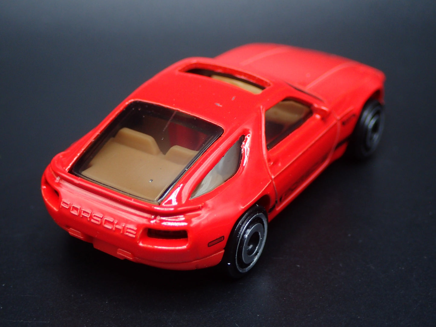 1977-1995 PORSCHE 928S RED 1:64 SCALE COLLECTIBLE DIORAMA DIECAST MODEL CAR