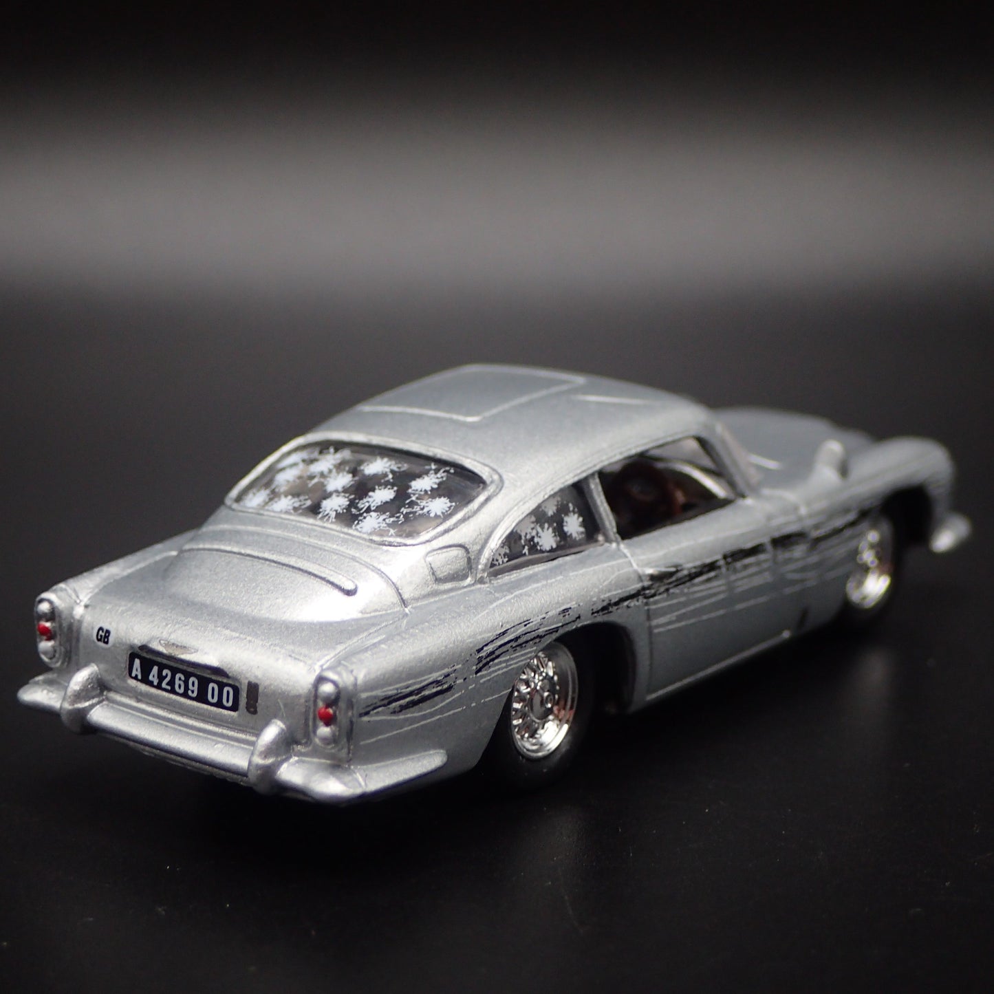 ASTON MARTIN DB5 JAMES BOND 007 1/64 SCALE COLLECTIBLE DIORAMA DIECAST MODEL CAR