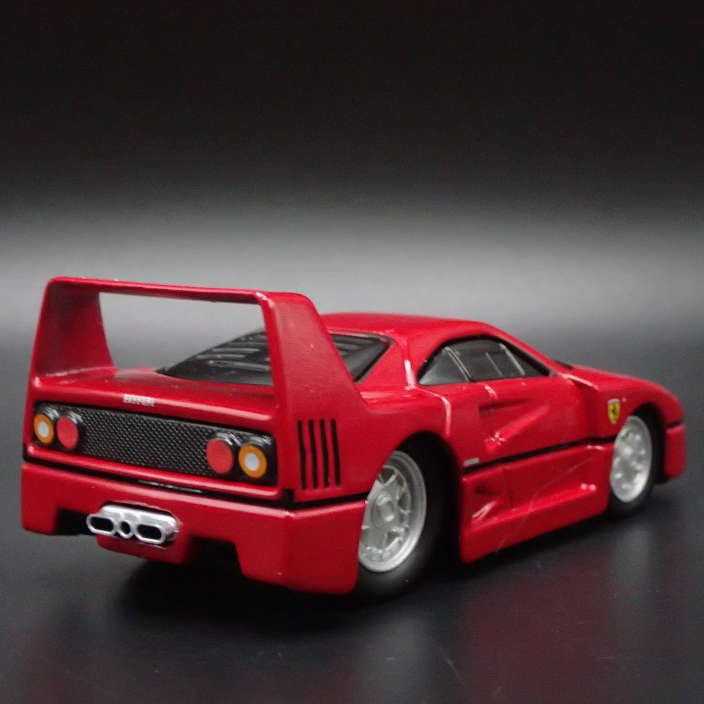 1987-1992 FERRARI F40 SUPER CAR 1:64 SCALE COLLECTIBLE DIORAMA DIECAST MODEL CAR
