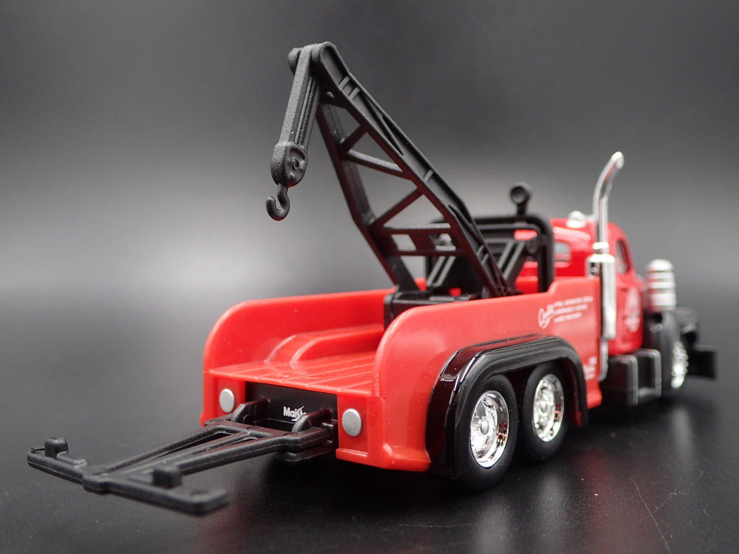 1953 -1966 MACK B61 TOW TRUCK WRECKER RED 1:64 SCALE DIORAMA DIECAST MODEL CAR