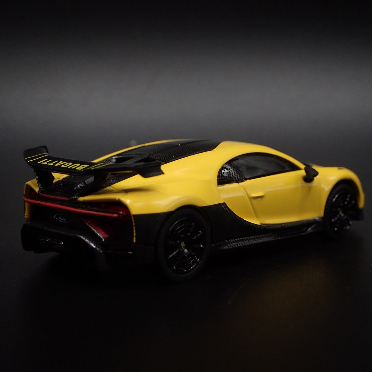 2020 BUGATTI CHIRON PUR SPORT 1:64 SCALE COLLECTIBLE DIORAMA DIECAST MODEL CAR