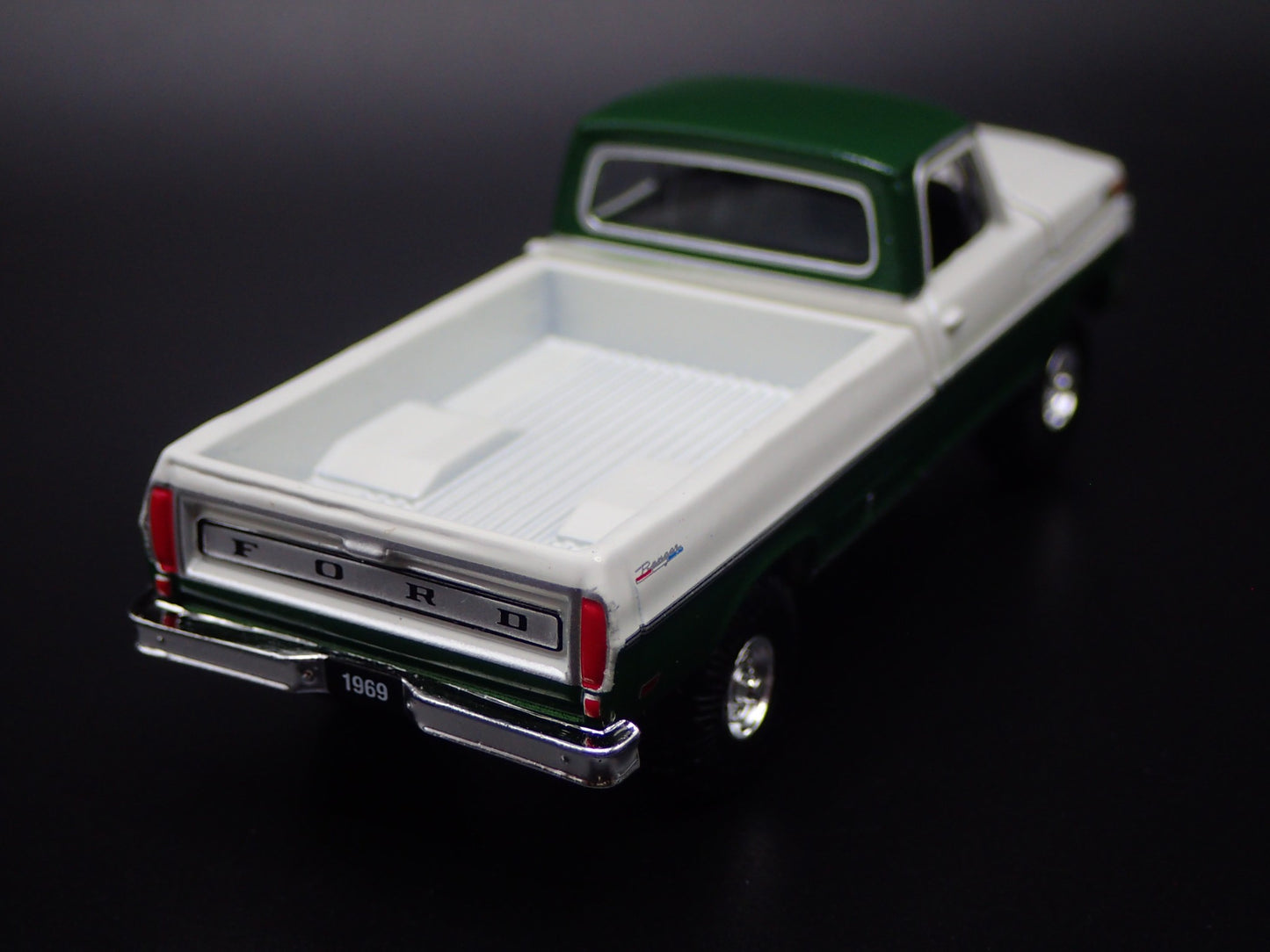 1969 69 FORD F100 RANGER PICKUP TRUCK WHITE 1:64 SCALE DIORAMA DIECAST MODEL CAR