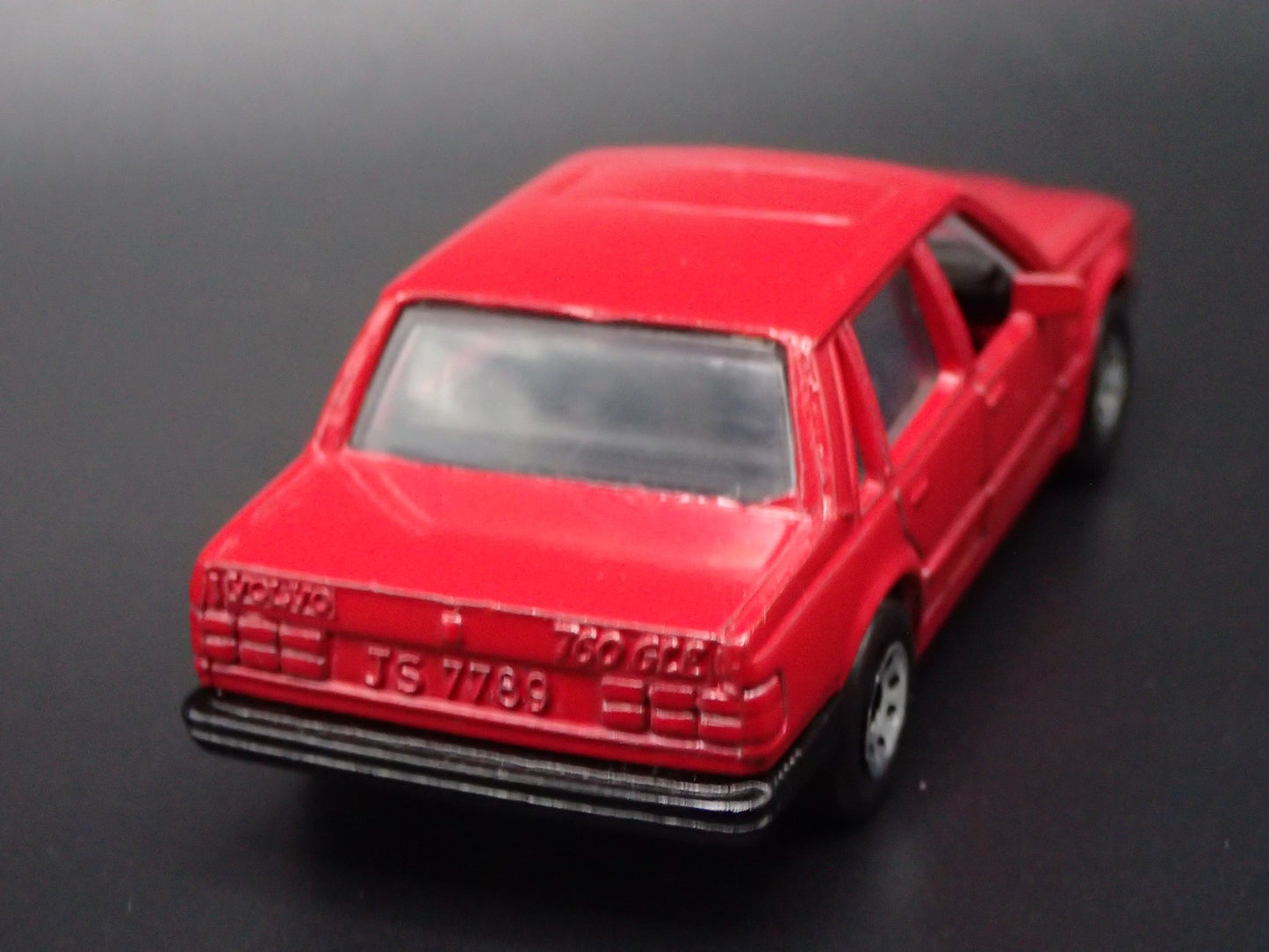 1982-1990 VOLVO 760 4 FOUR DOOR RED 1:64 SCALE DIORAMA DIECAST MODEL CAR