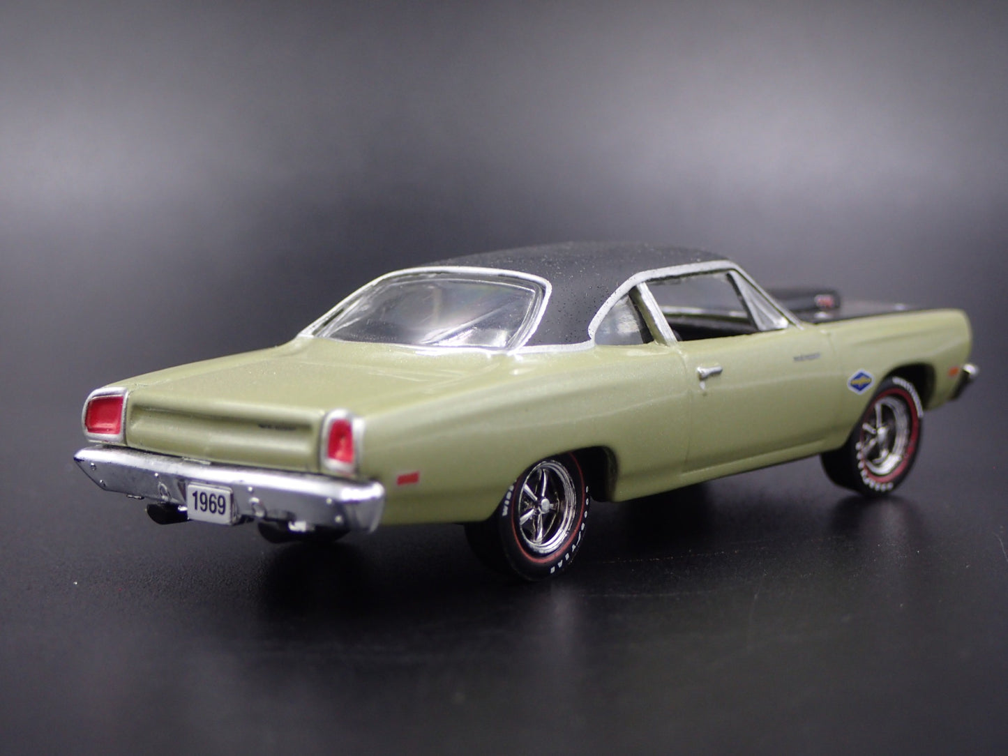 1969 69 PLYMOUTH ROAD RUNNER 440 6-PACK 1:64 SCALE DIORAMA DIECAST MODEL CAR