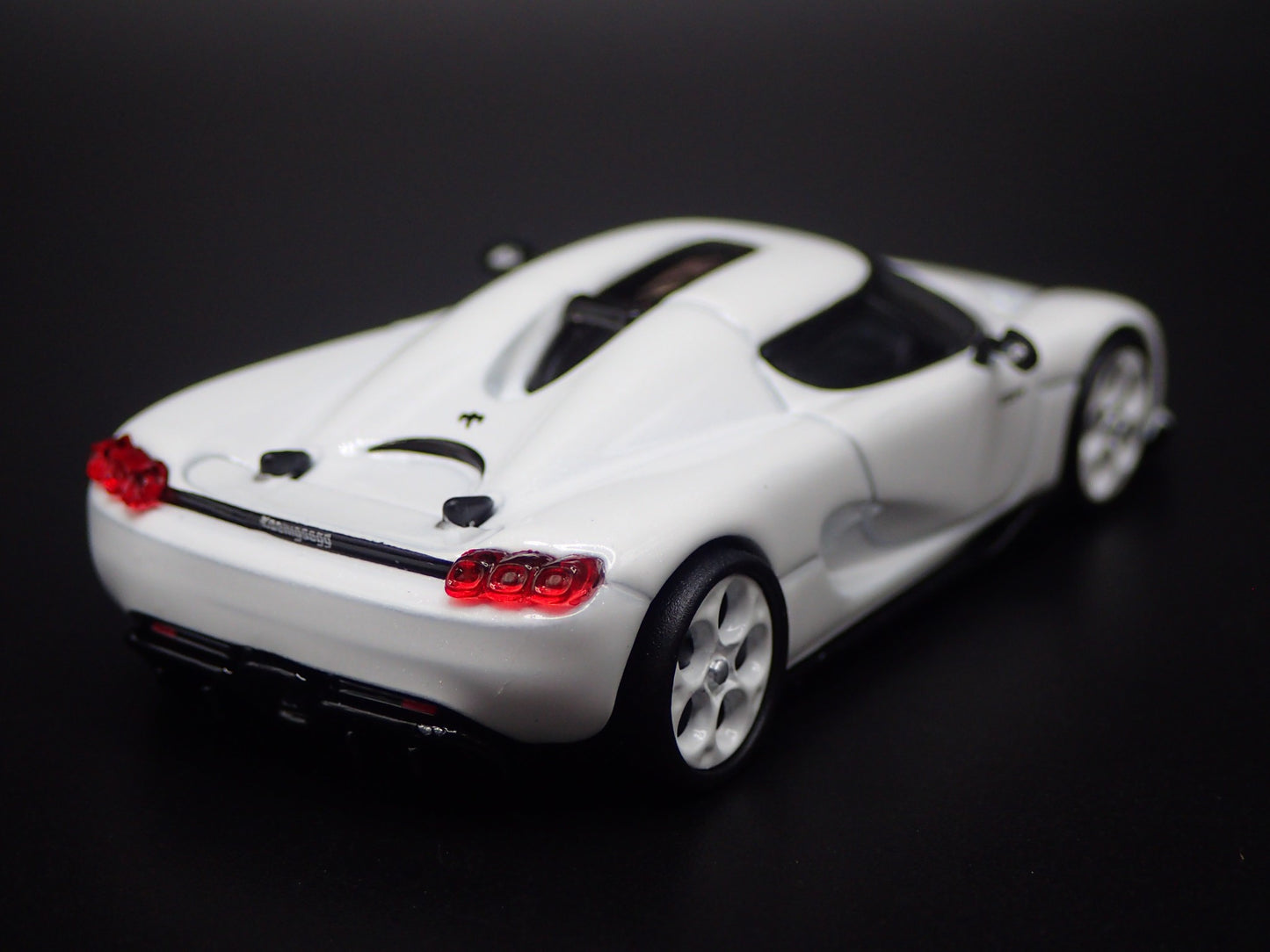 2024-2025 KOENIGSEGG CC850 SUPER CAR WHITE 1:64 SCALE DIORAMA DIECAST MODEL CAR