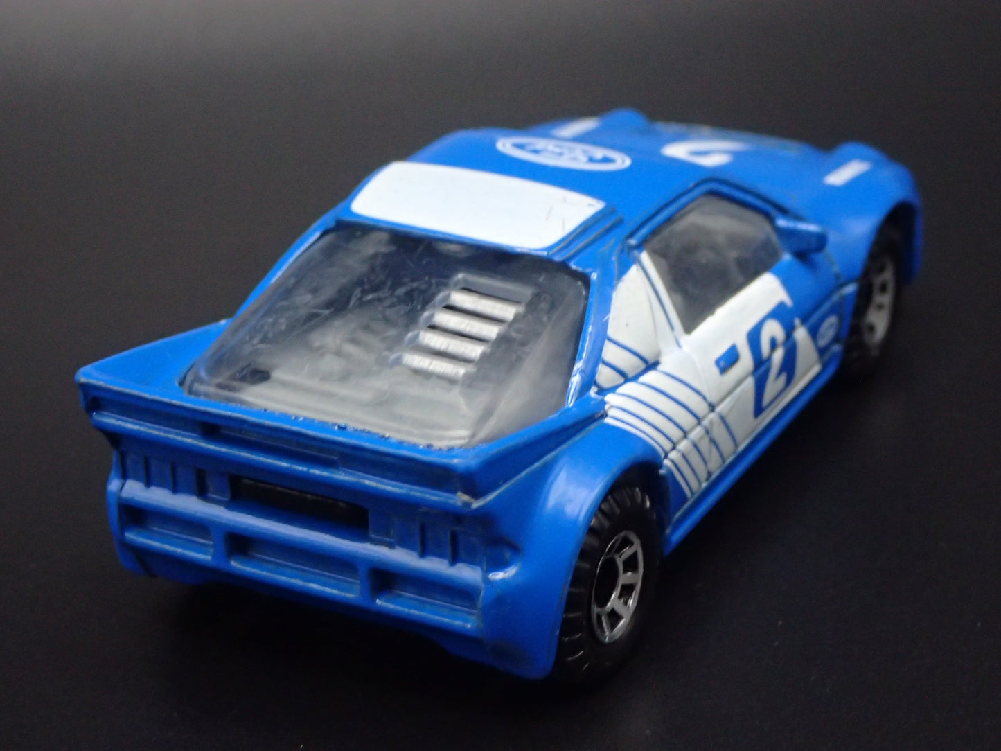 1984-1986 FORD RS 200 RACE CAR 1:64 SCALE COLLECTIBLE DIORAMA DIECAST MODEL CAR