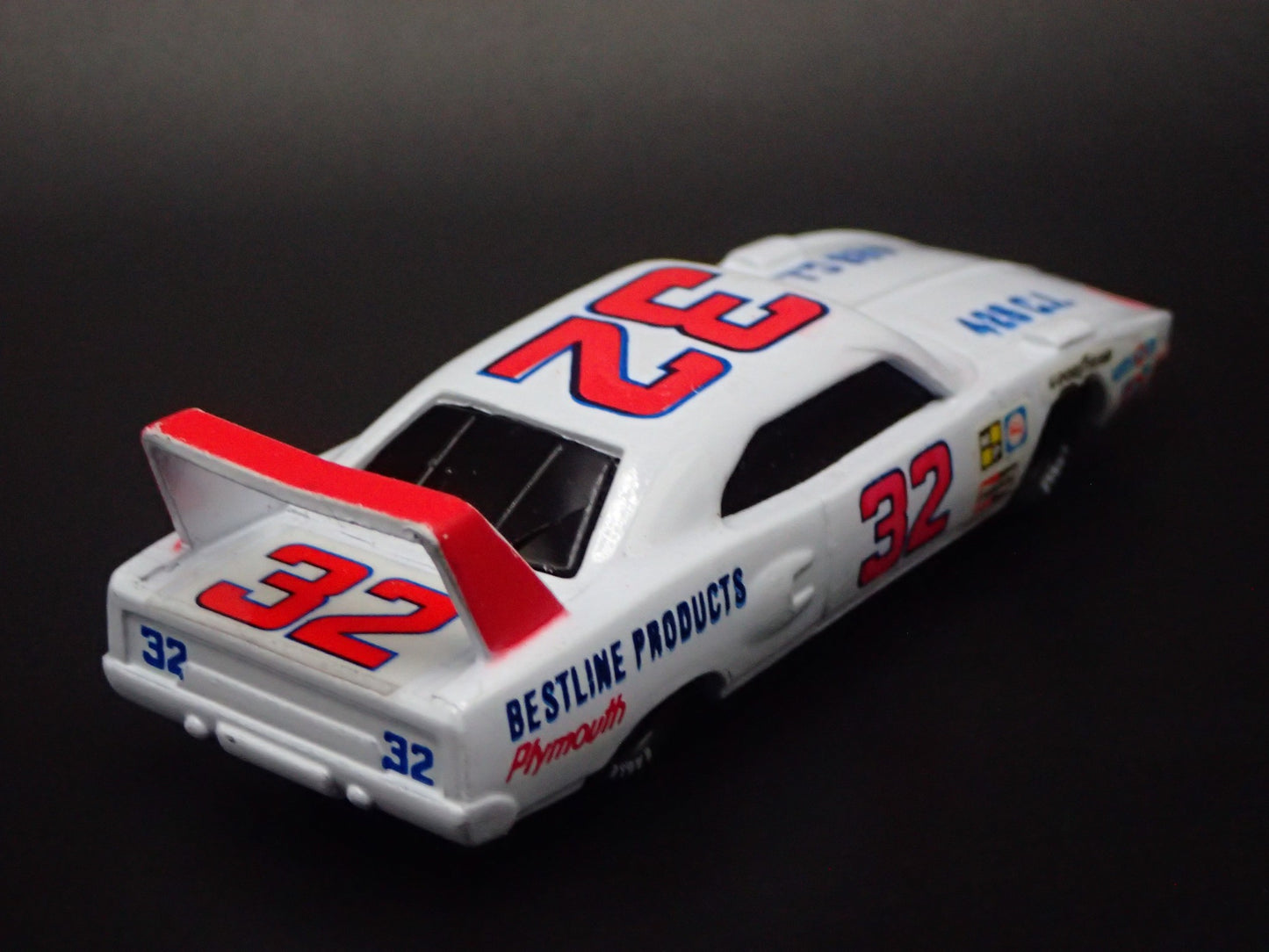 1970 70 PLYMOUTH SUPERBIRD DICK BROOKS #32 WHITE 1:64 SCALE DIECAST MODEL CAR