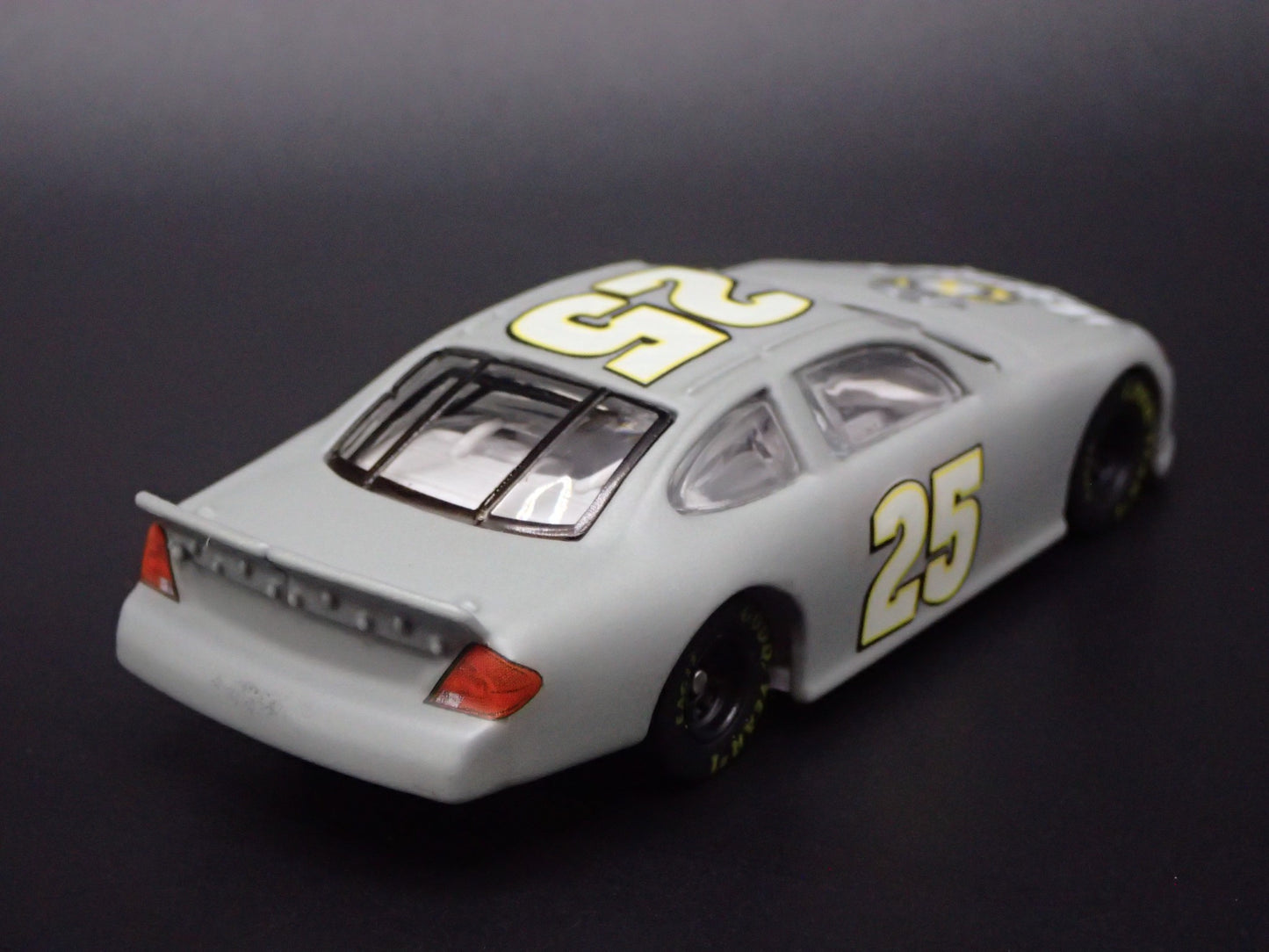 2002 02 FORD TAURUS #25 BOBBY HAMILTON JR MARINES NASCAR 1:64 SCALE DIECAST CAR