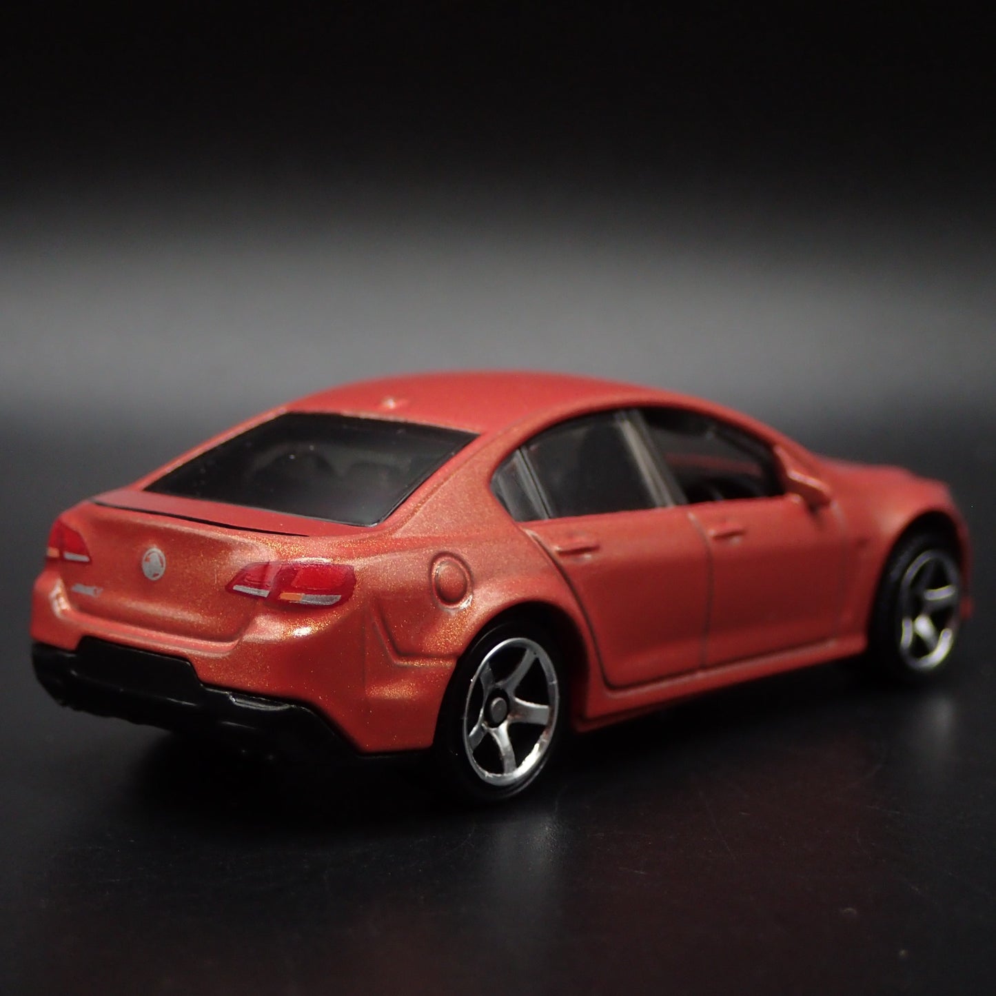 HOLDEN VF COMMODORE SSV 4 FOUR DOOR SEDAN 1:64 SCALE DIORAMA DIECAST MODEL CAR