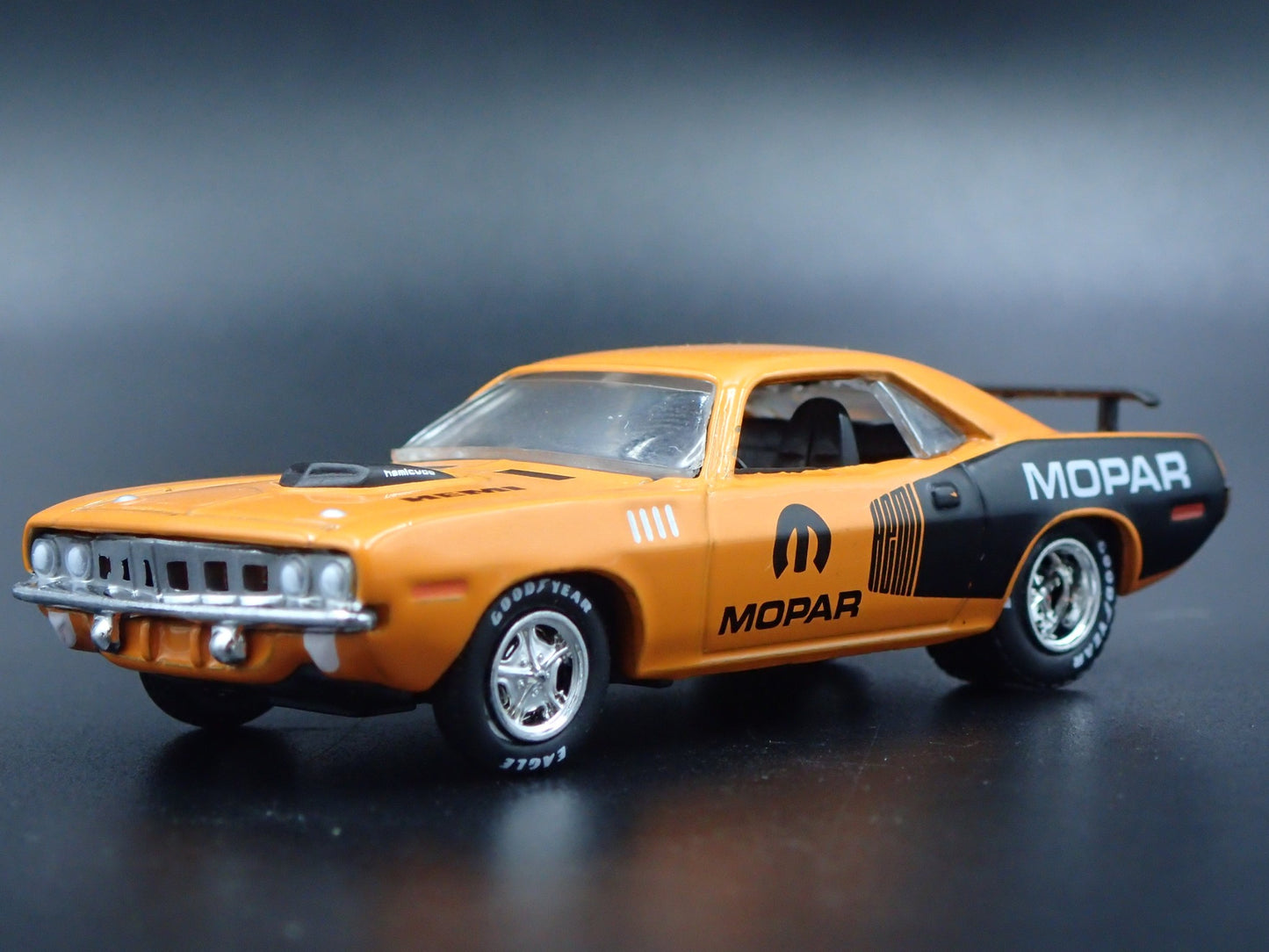 1971 71 PLYMOUTH HEMI CUDA MOPAR ORANGE 1:64 SCALE DIORAMA DIECAST MODEL CAR