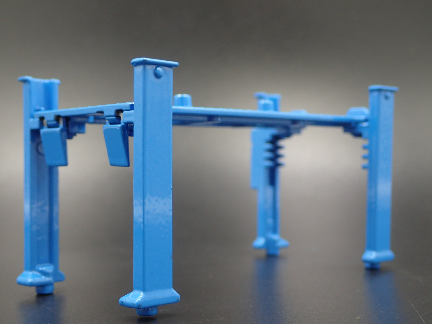 MR GASKET CO 1:64 SCALE AUTO SHOP MECHANIC GARAGE 4 POST CAR LIFT DIECAST MODEL