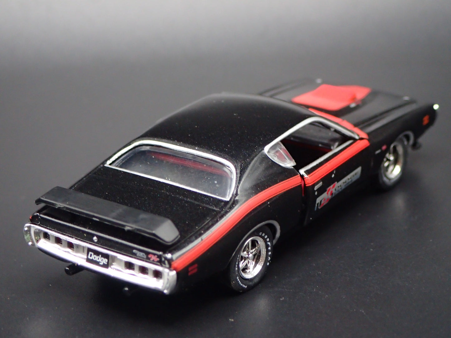 1971 71 DODGE CHARGER R/T HEMI BLACK RARE 1/64 SCALE DIORAMA DIECAST MODEL CAR